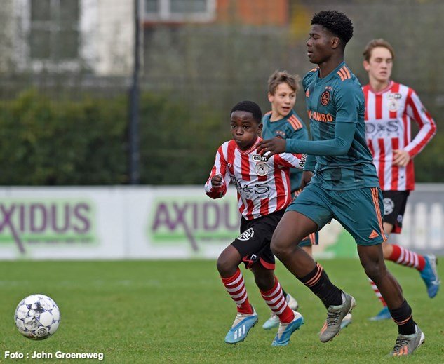 David Easmon tem 14 anos, joga no Ajax e uma foto sua está a dar que falar