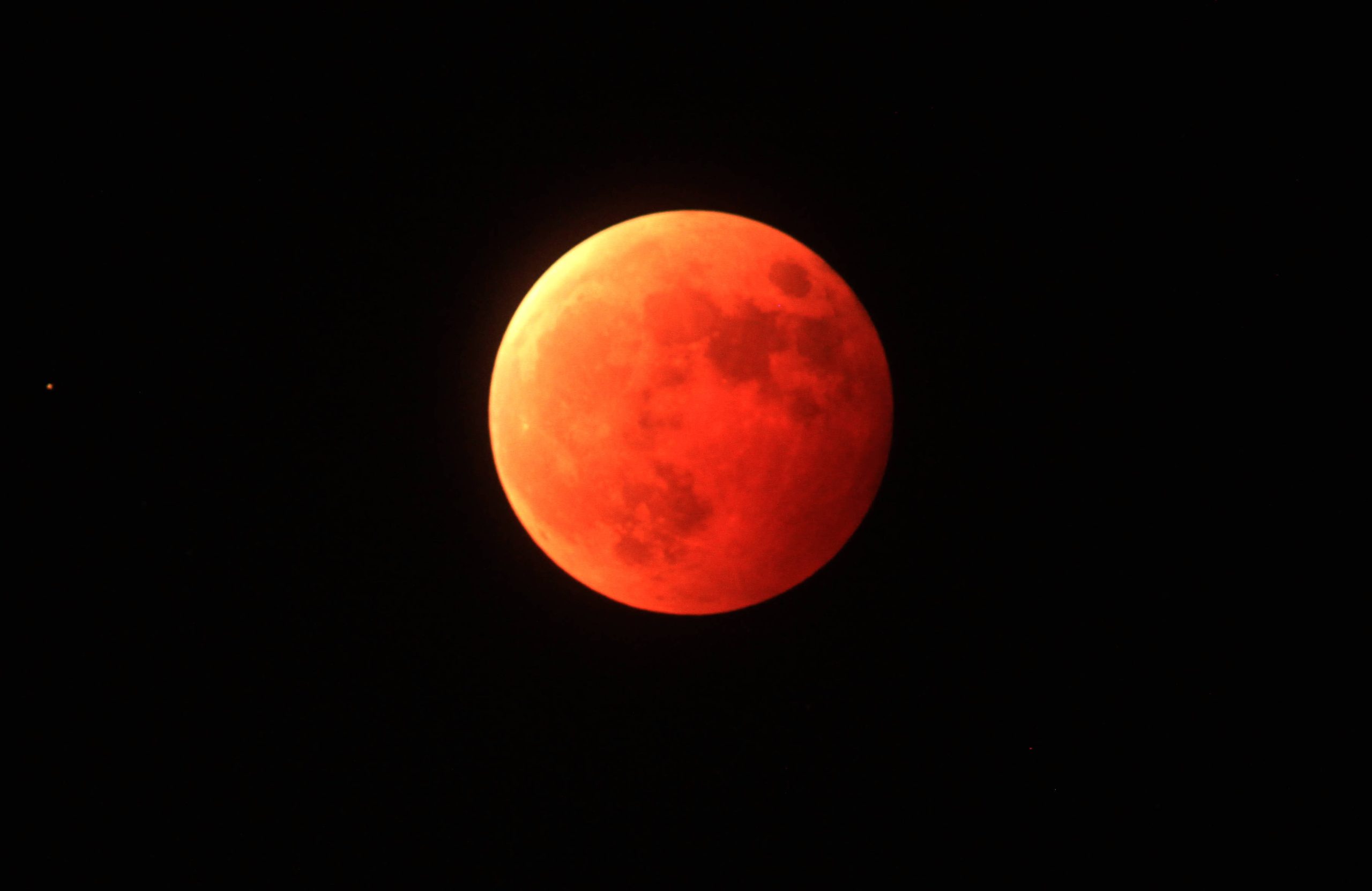 Há dois eclipses este mês. Já esta semana, Portugal pode ver uma “Lua de Sangue”