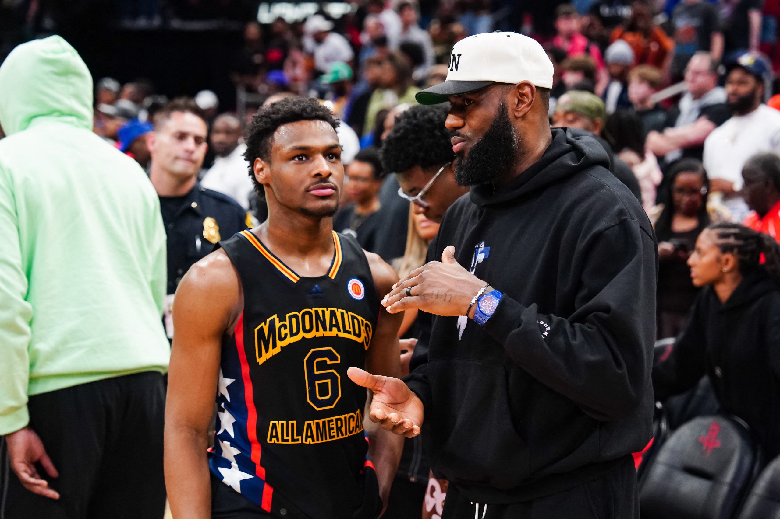 Filho de LeBron James hospitalizado após paragem cardíaca quando treinava