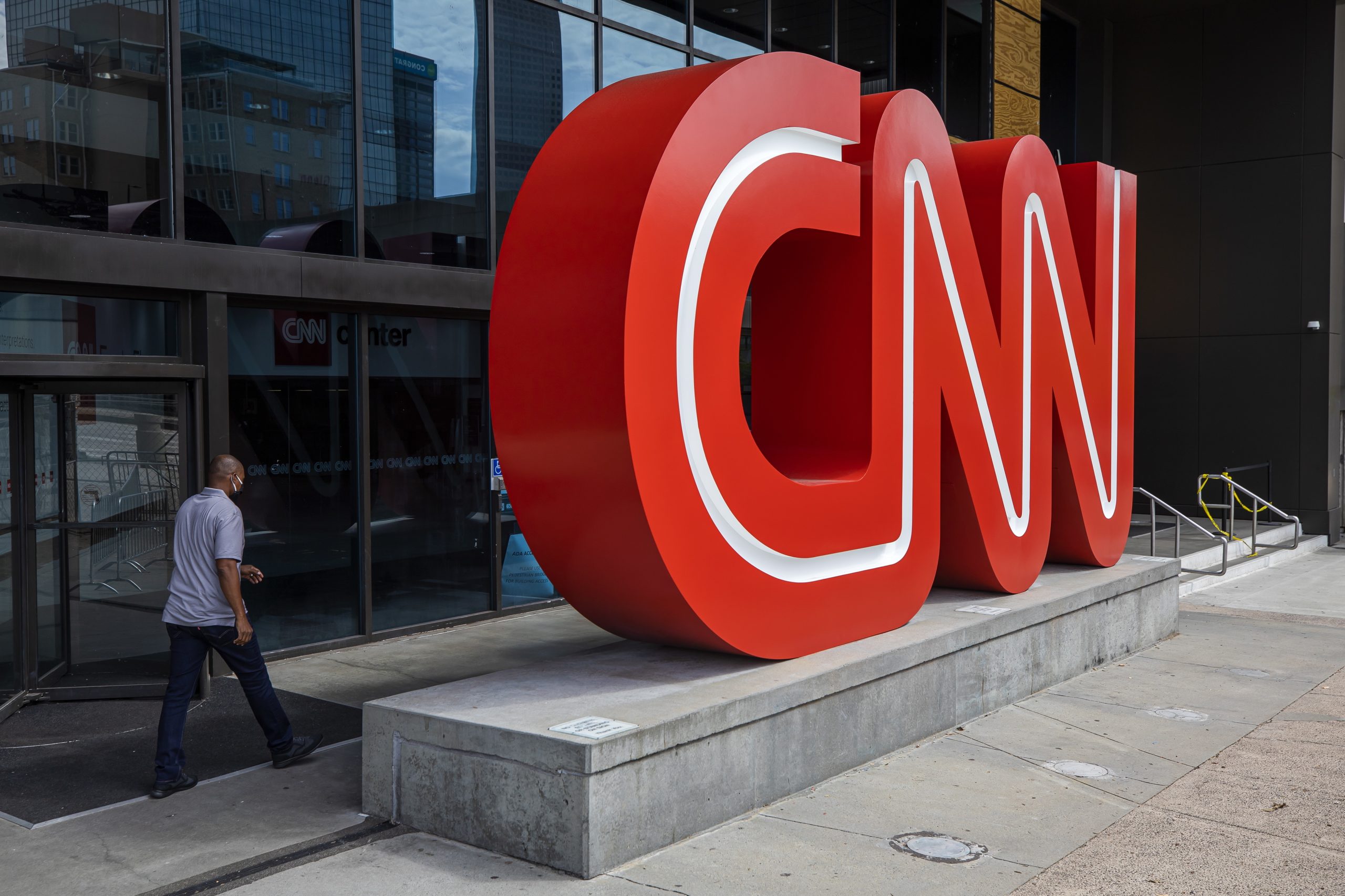 CNN despede três funcionários que foram trabalhar sem estarem vacinados