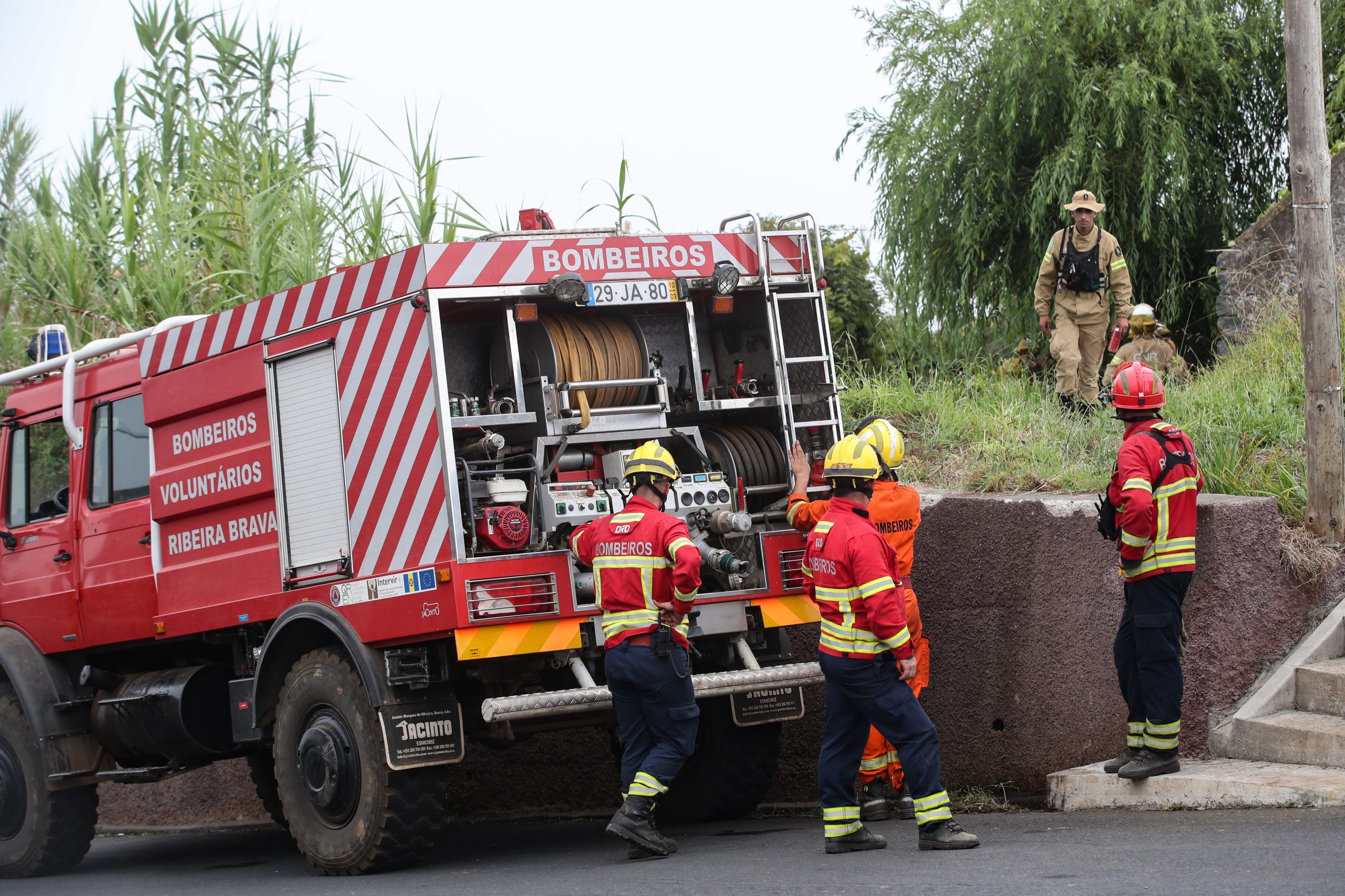 Incêndio na Amadora destruiu 10 viaturas. A origem ainda é desconhecida