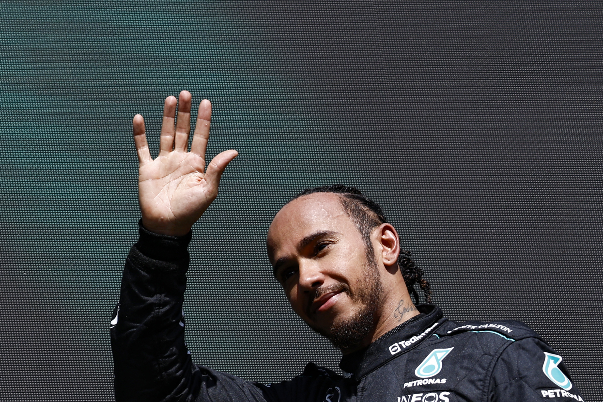 Presidente da FIA compara linguagem dos pilotos à dos rappers. Lewis Hamilton acusa-o de estereótipo racista
