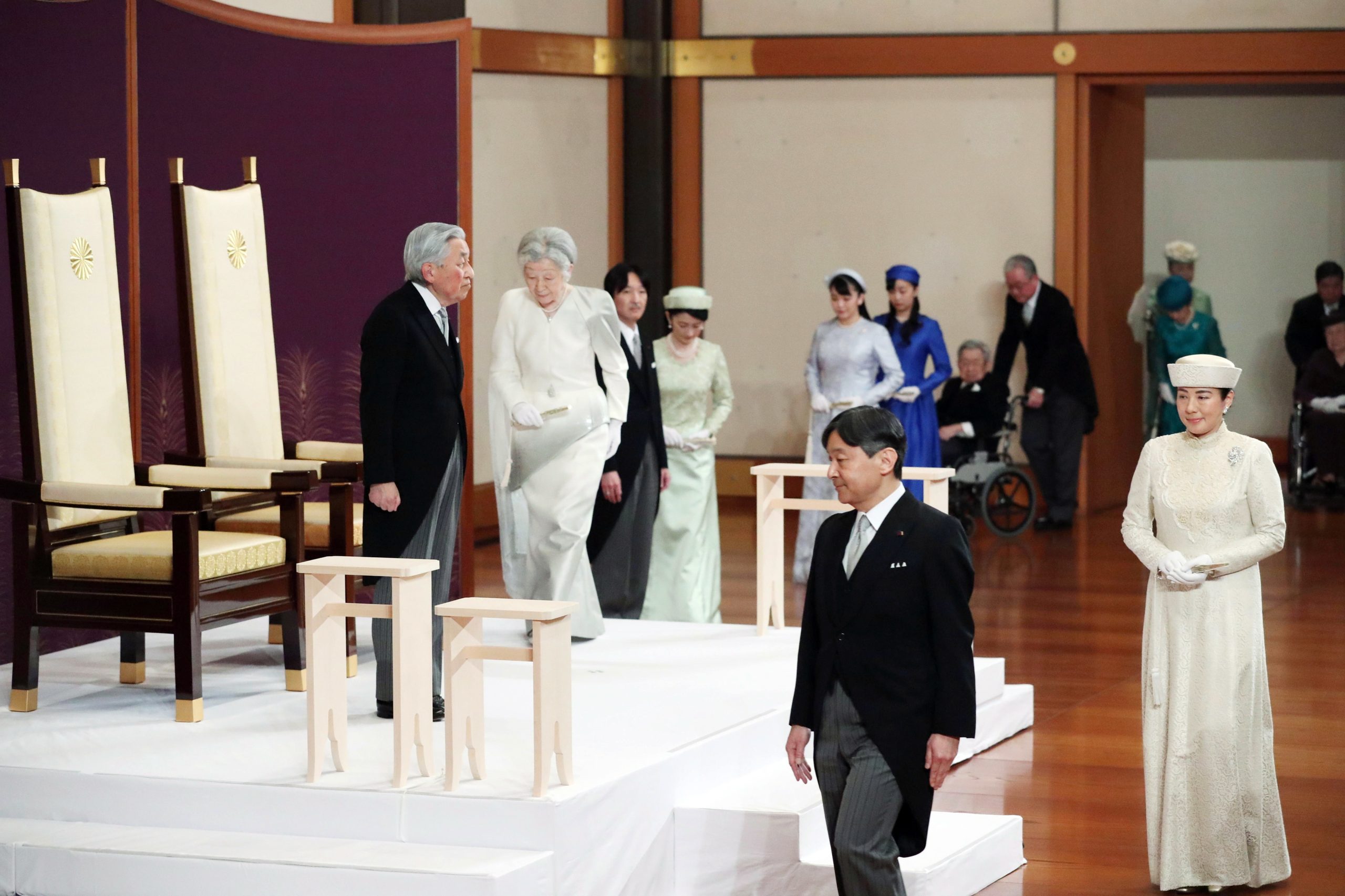Japão: Depois de abdicação histórica do pai, Naruhito inicia era de bela harmonia