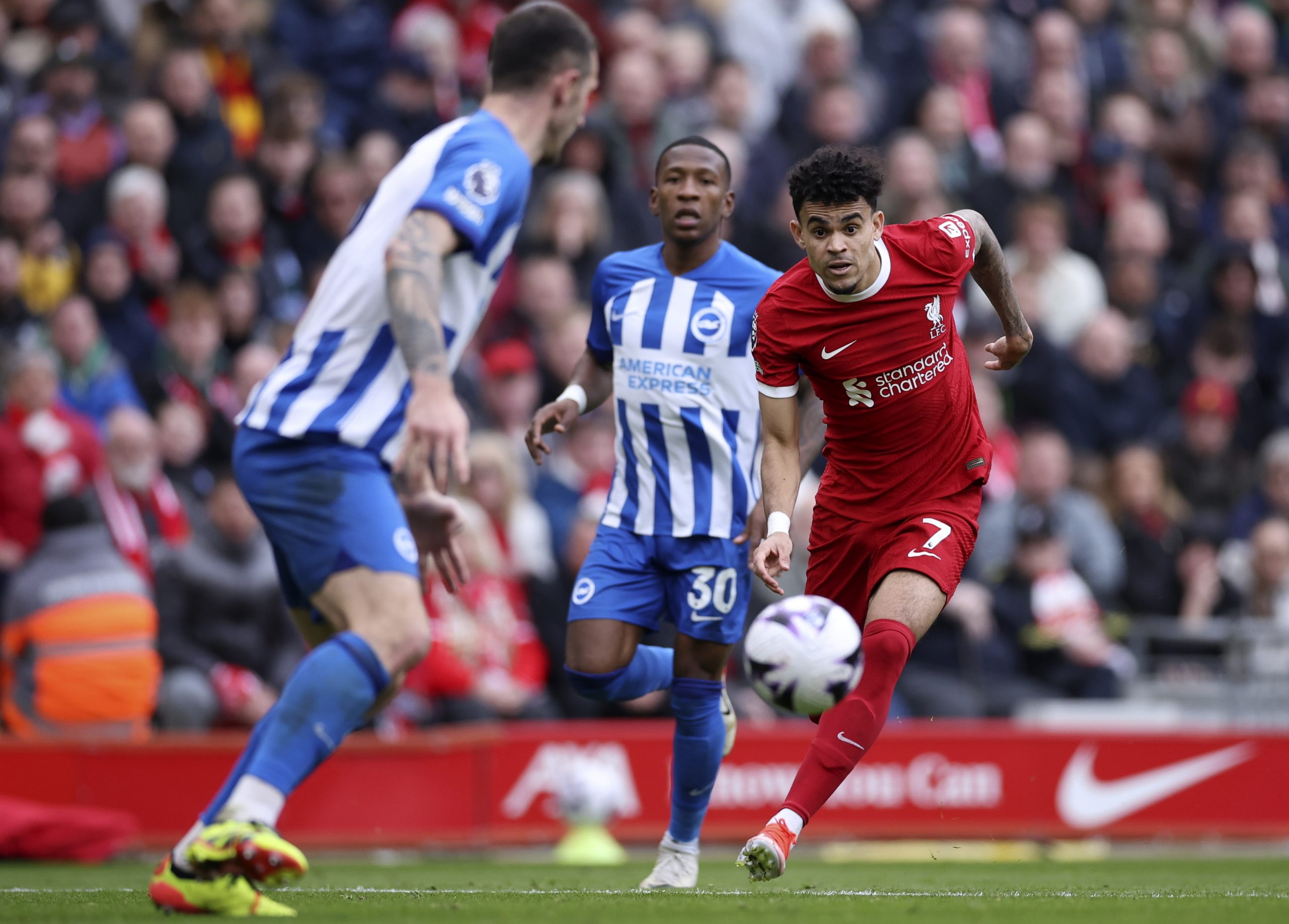 Liverpool vence e espera por deslize do Arsenal para ficar isolado no topo