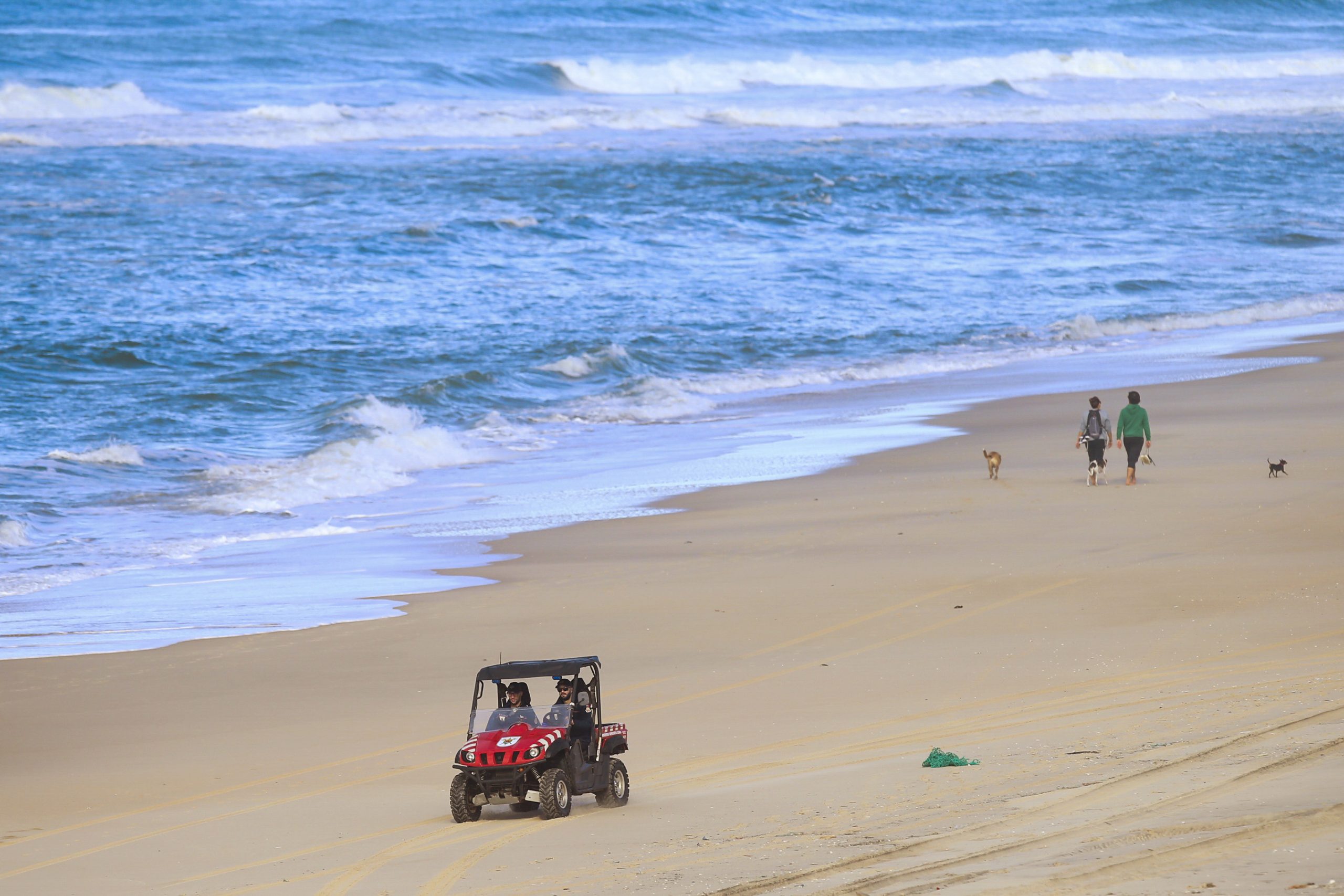 Buscas dos três tripulantes desaparecidos ao largo da Nazaré prosseguem durante a tarde