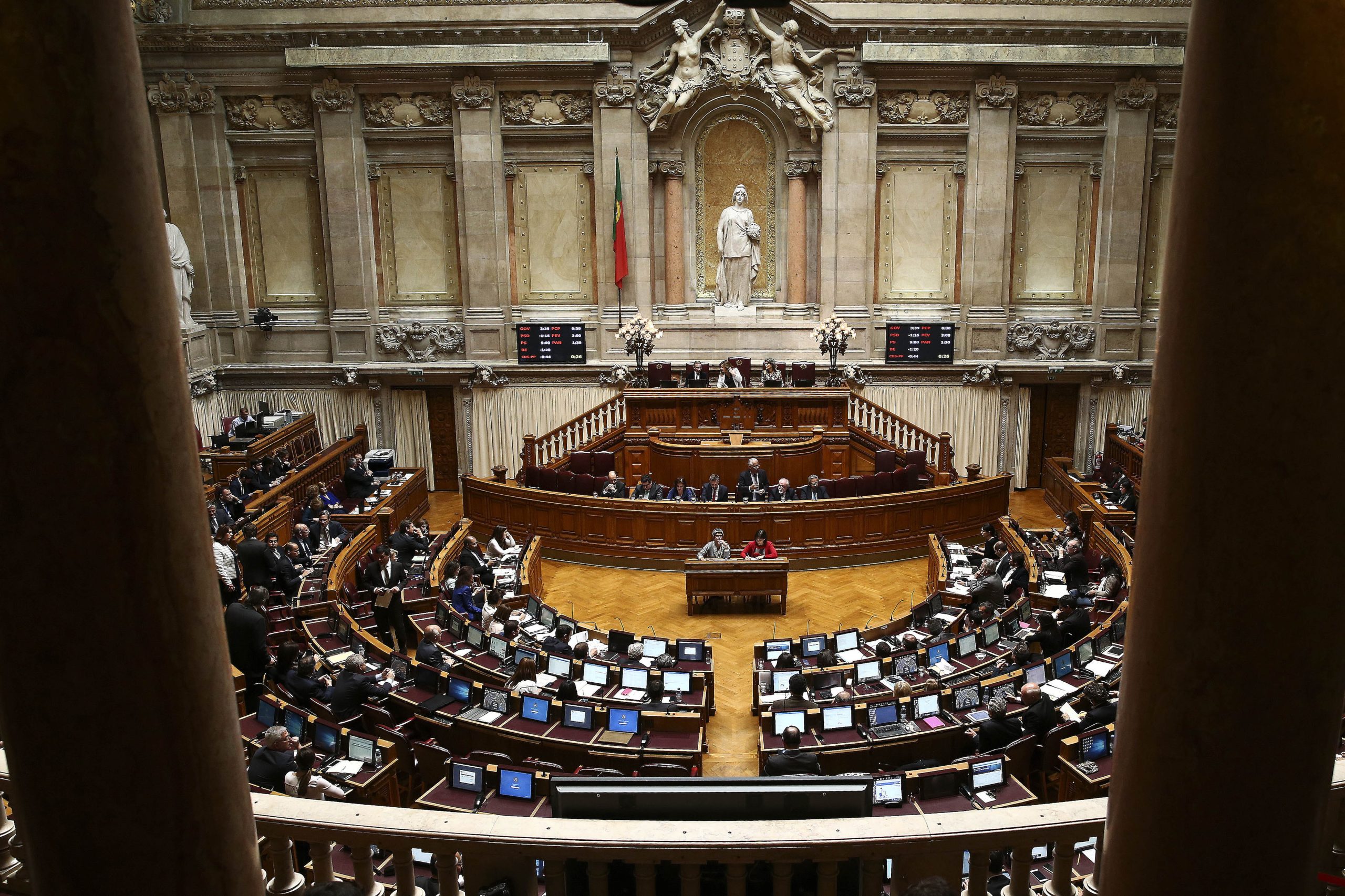 Pode um deputado dizer m**** na Assembleia da República?