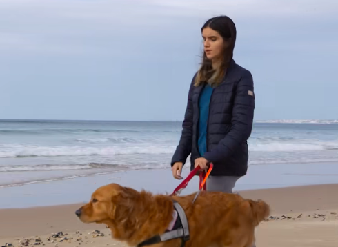 “O som é o meu sentido principal”. Um dia na vida de Marta Paço, surfista cega
