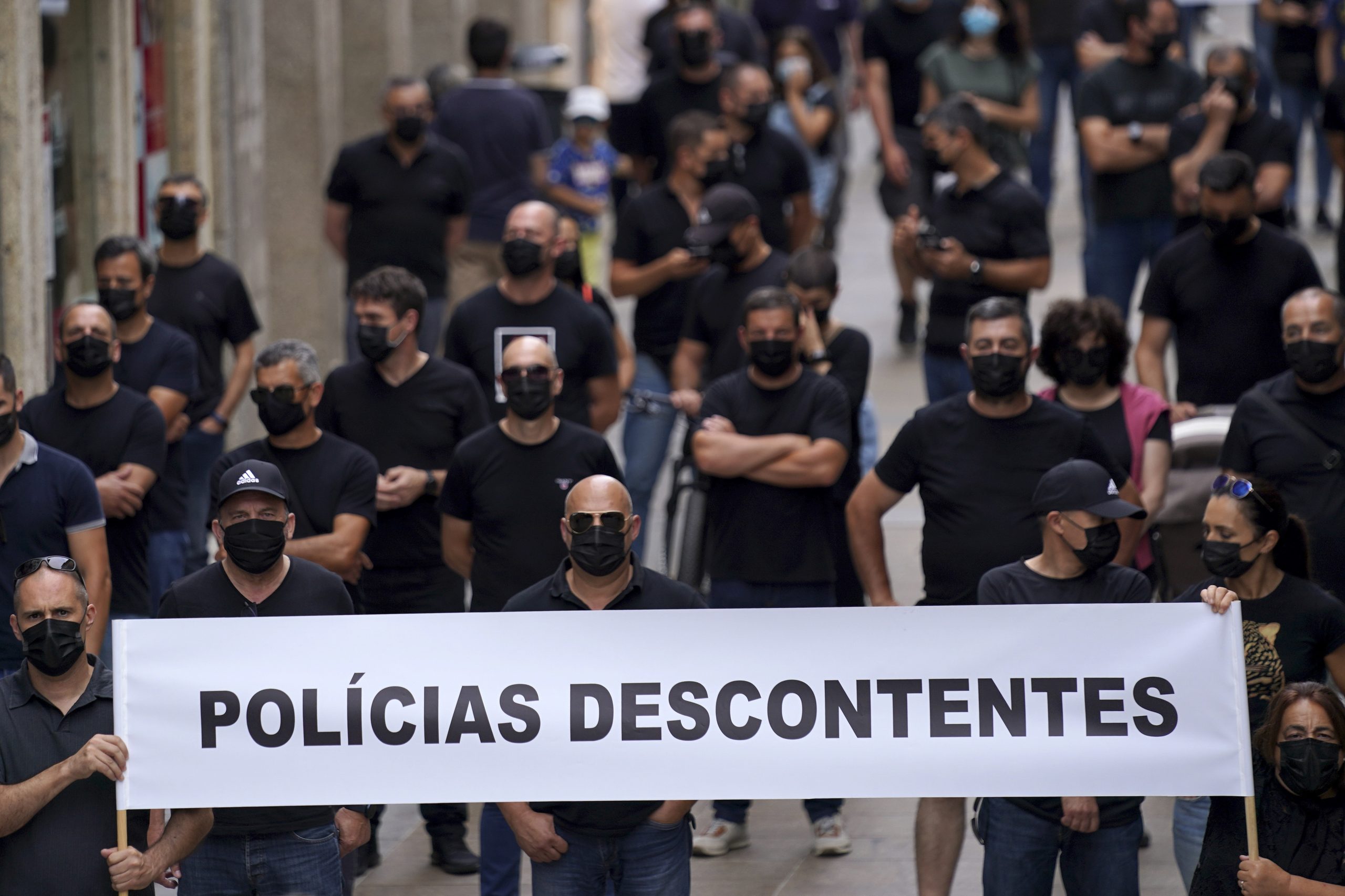 Polícias protestam junto à residência do primeiro-ministro contra valor do subsídio de risco