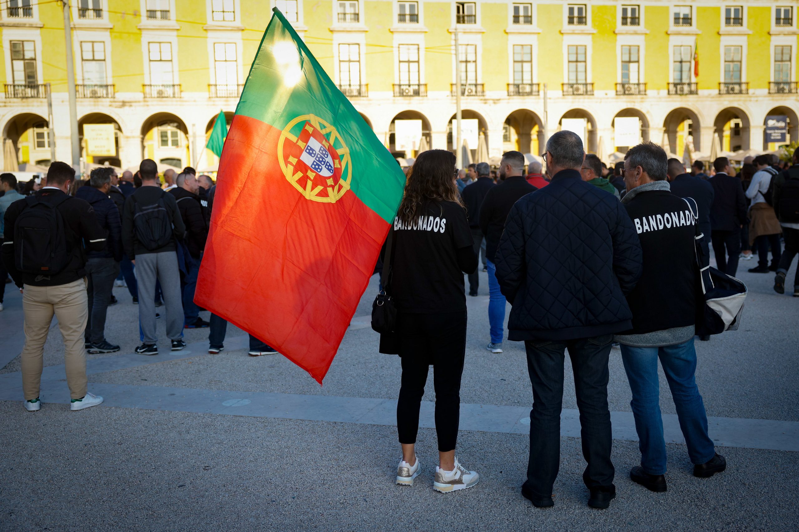 Cerca de três mil polícias concentrados junto ao MAI