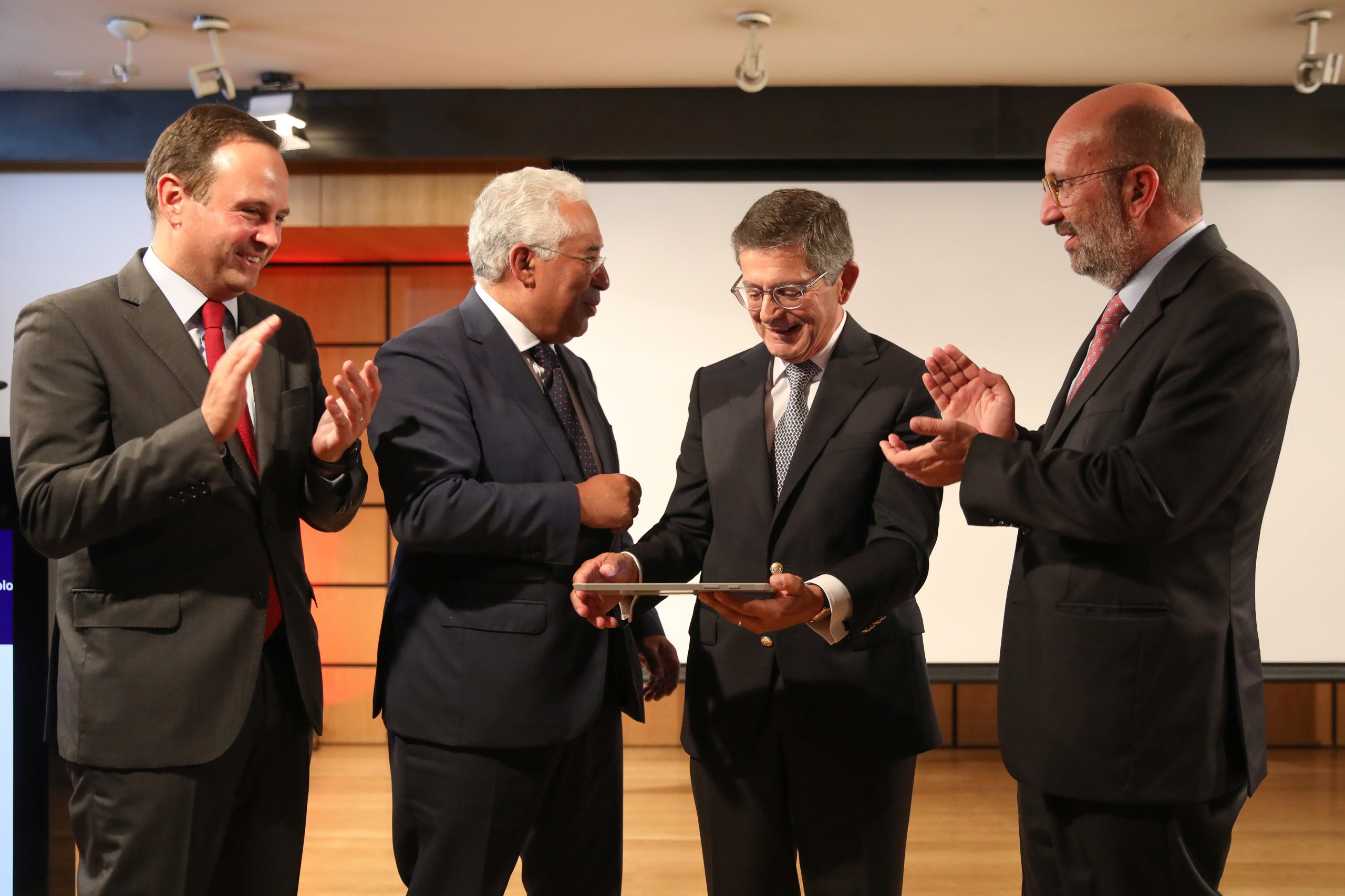 António Costa estima aumento de 40% do investimento público em 2018