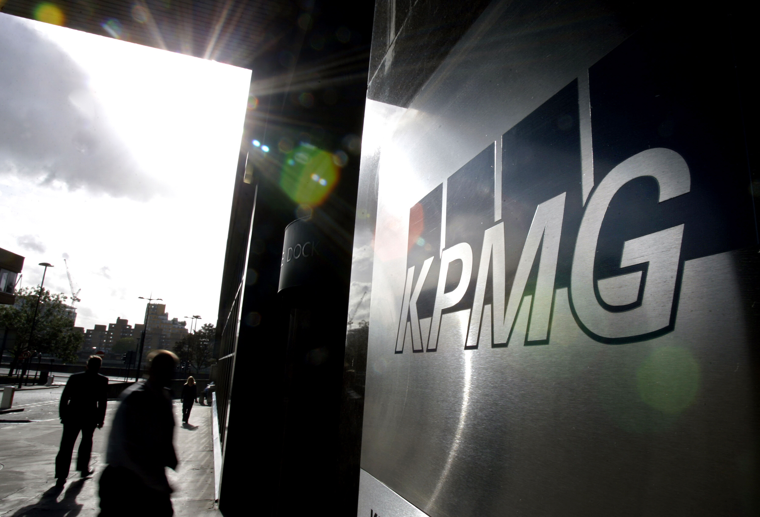 Tribunal reduz coima de 1 milhão para 450 mil euros à KPMG