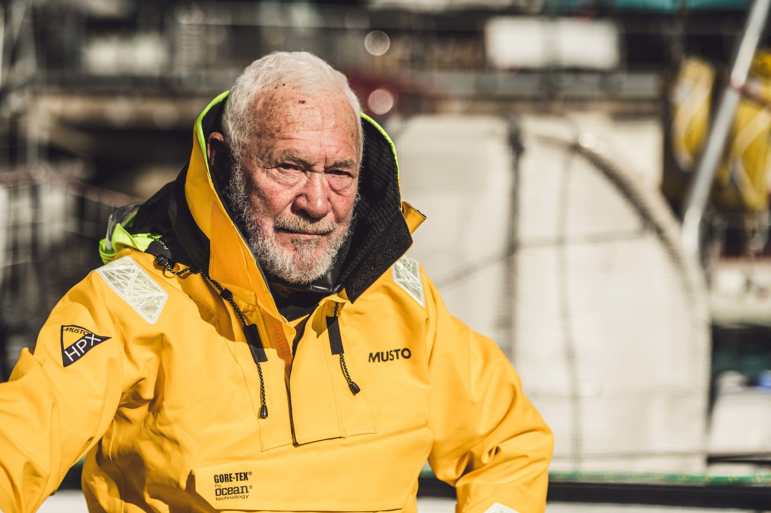 Sozinho, num barco, sem nunca parar em terra. Sir Robin, o primeiro marinheiro a fazer a viagem que diziam “impossível”