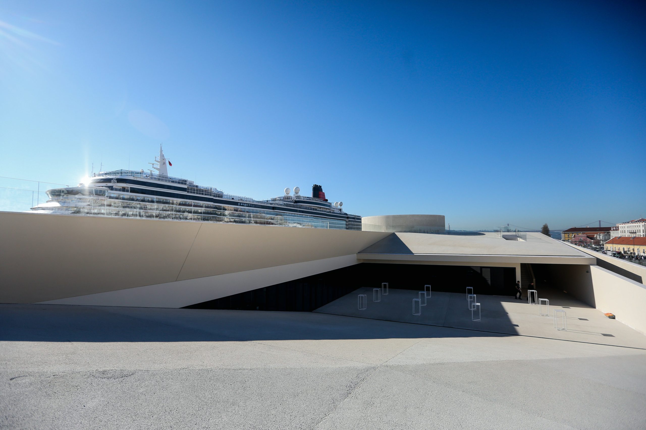 Covid-19: Navio que atracou em Lisboa parte às 24:00 sem qualquer desembarque