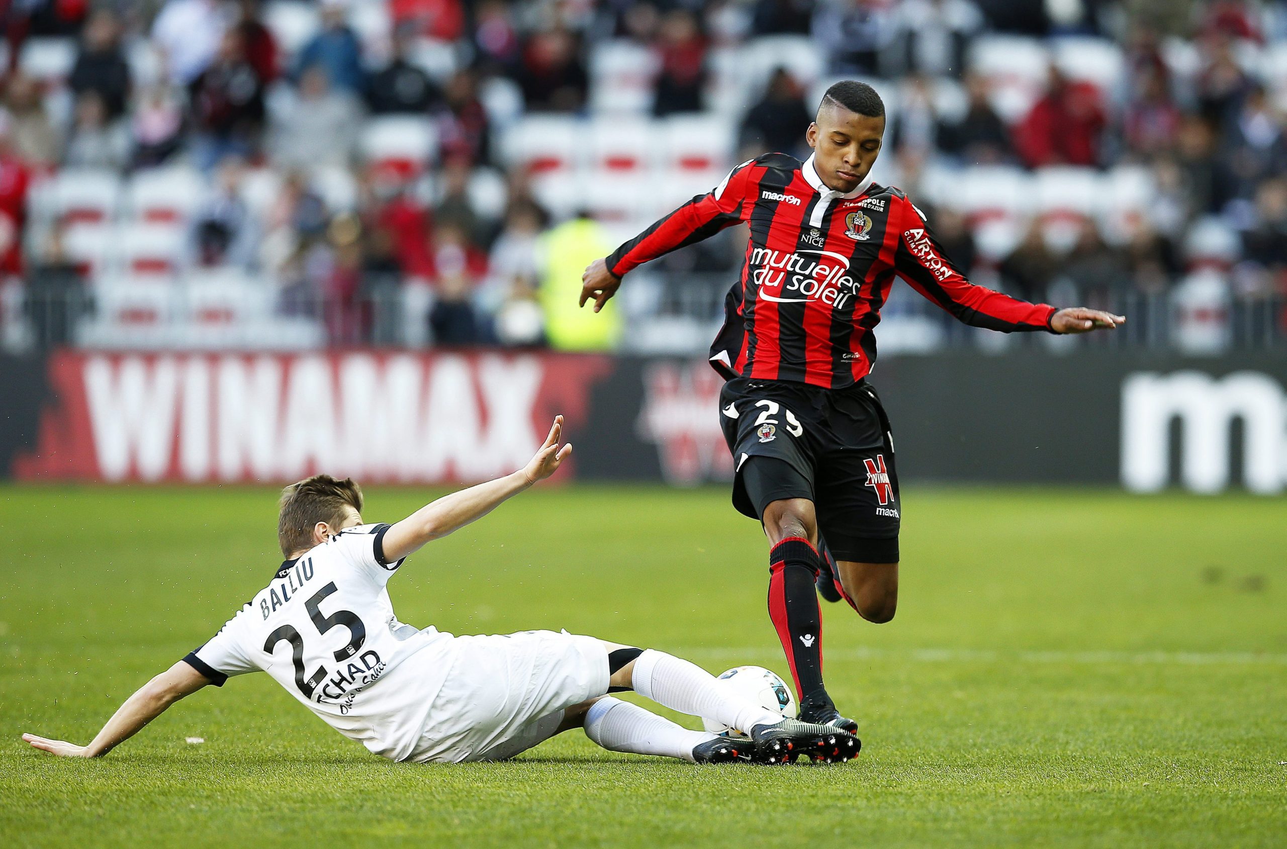 Vitória de Guimarães arrecada 2 milhões pela transferência de Dalbert para o Inter