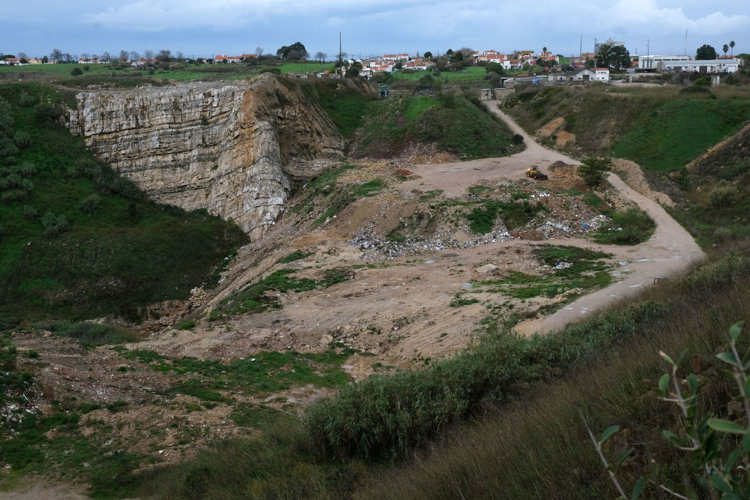 Aterro do Zambujal, em Sesimbra: Ministério do Ambiente anuncia medidas para resolver problema ambiental da pedreira