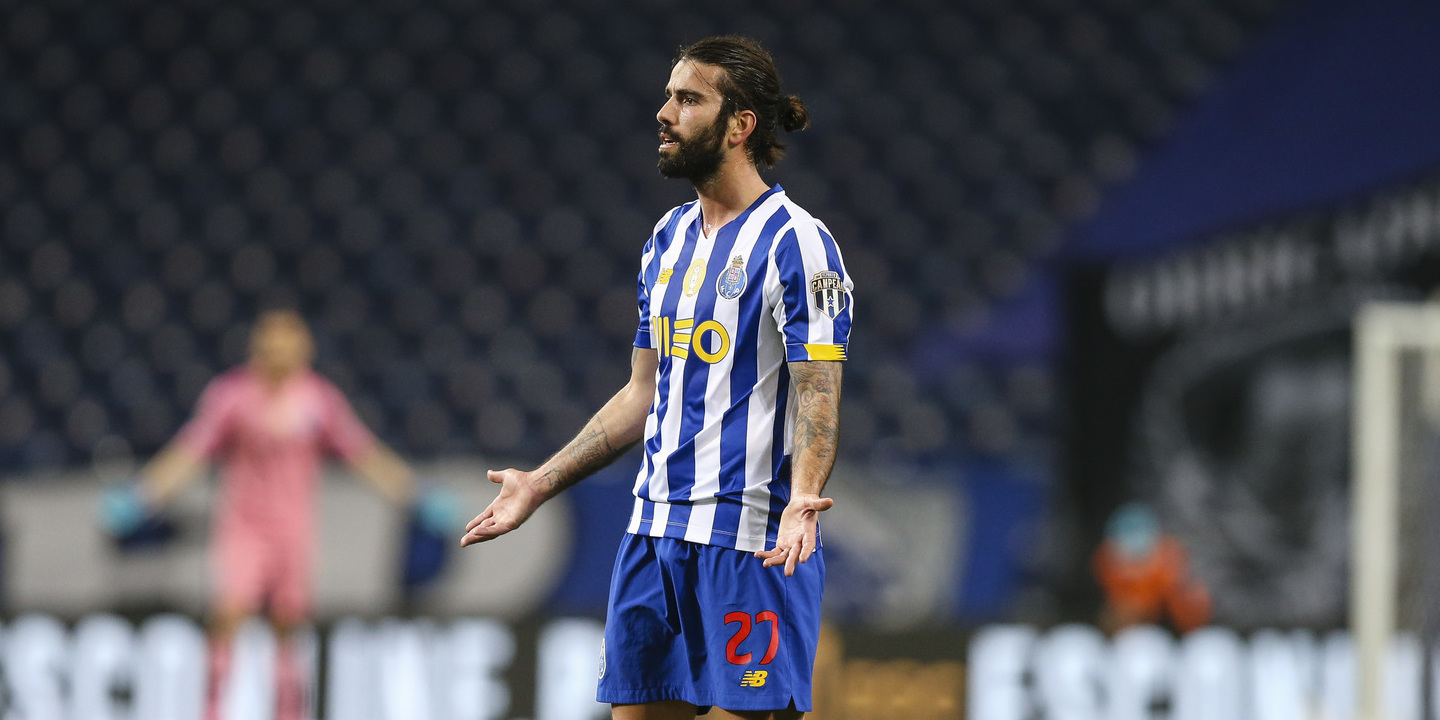 Sérgio Oliveira ausente do primeiro treino do FC Porto depois da derrota na ‘Champions’