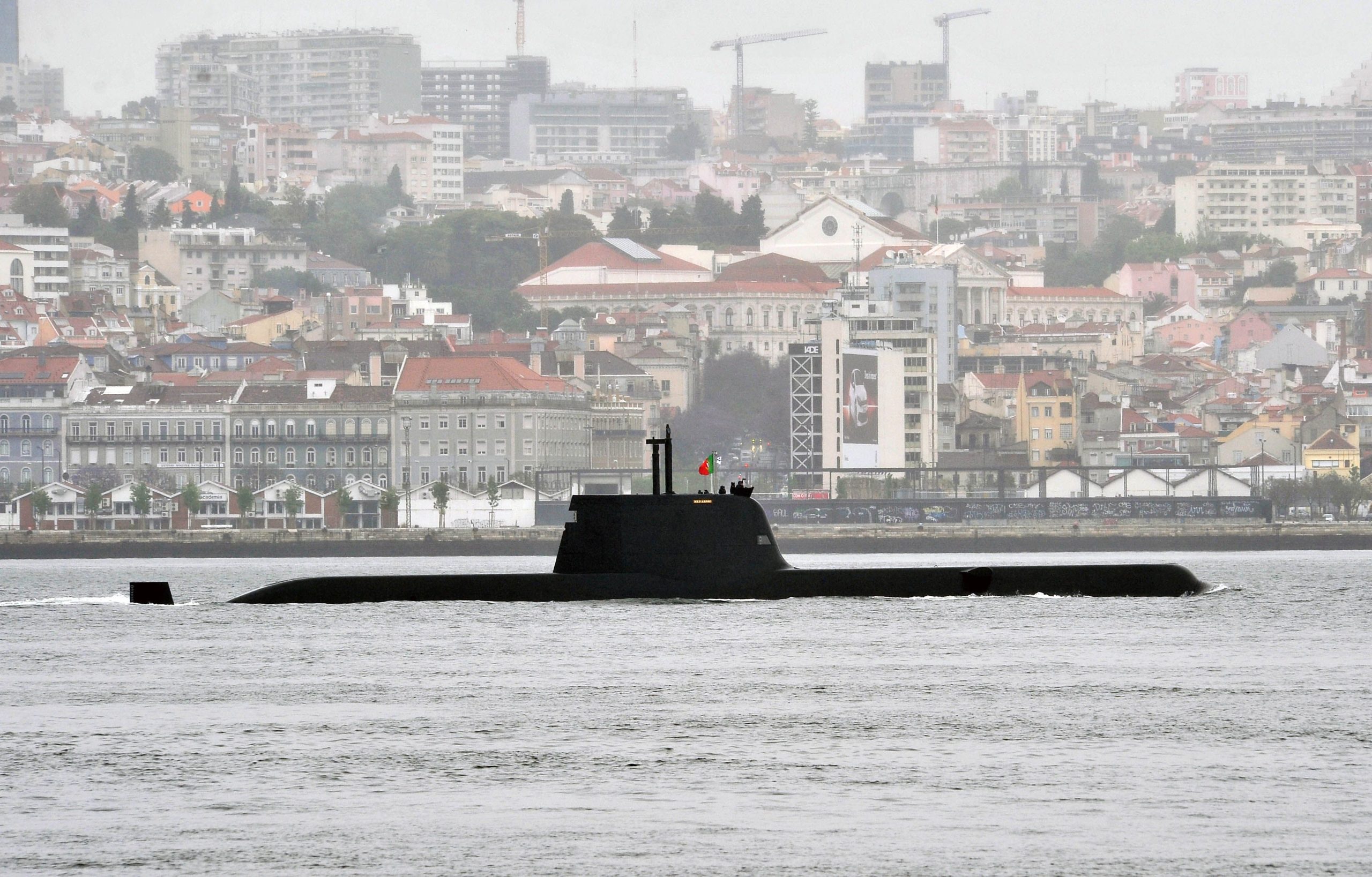 Submarino português “Arpão” inicia viagem de regresso a casa e vai estar um mês submerso