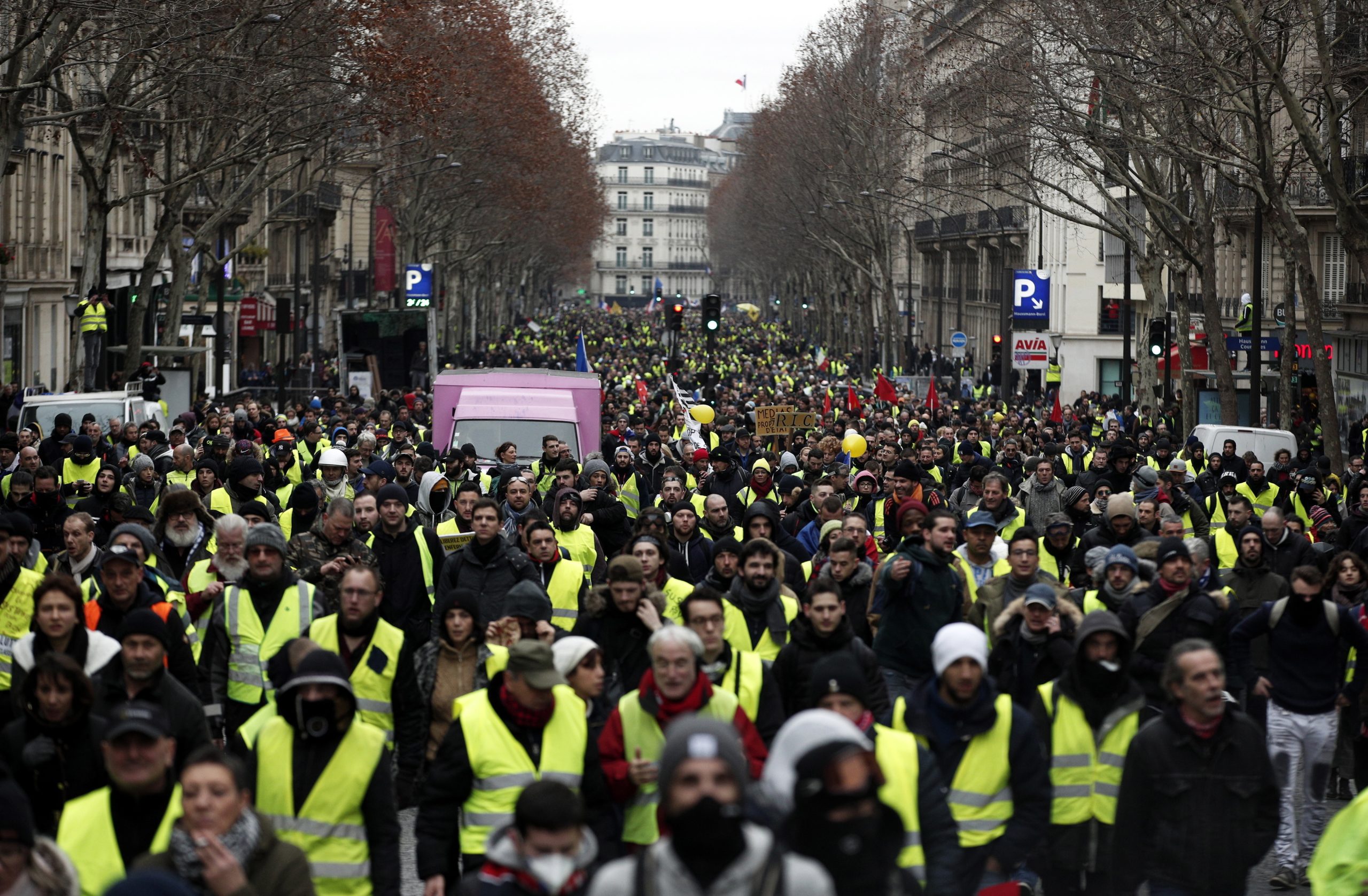 Coletes amarelos anunciam “marcha pacífica” até Paris para exigir referendo