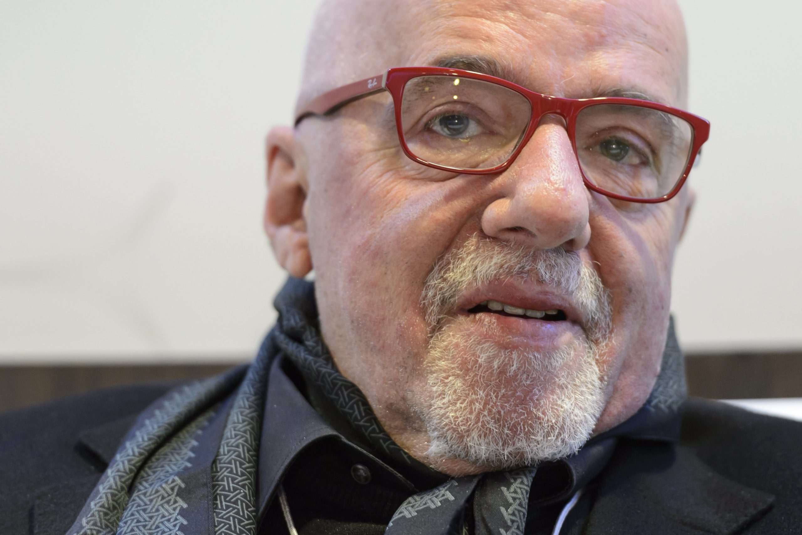 Escritor Paulo Coelho responde com humor a apoiantes de Bolsonaro que queimaram os seus livros