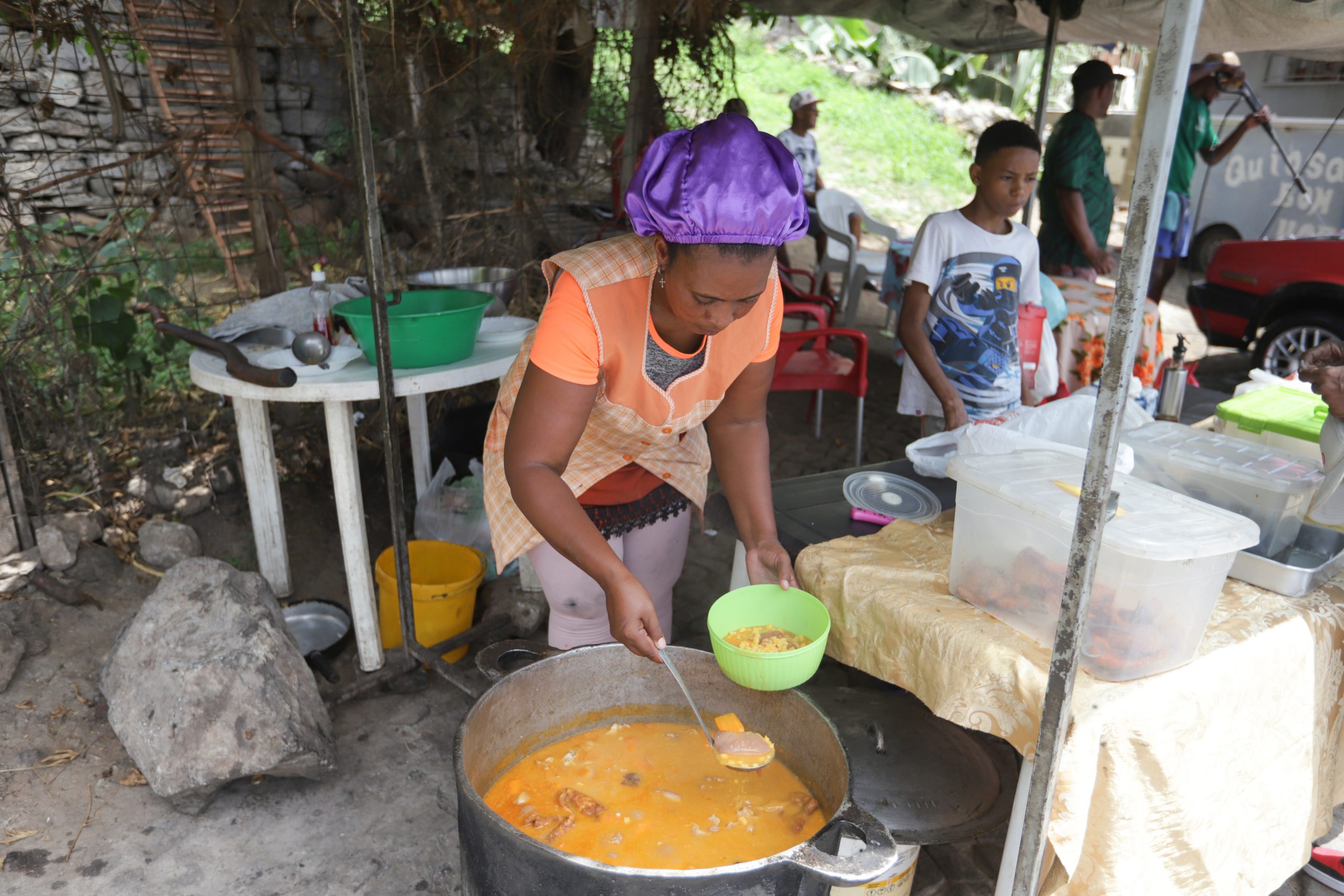 “Uma receita nunca vai ser igual a outra”. Cachupa à solta pelas ruas de Cabo Verde, todos os fins-de-semana