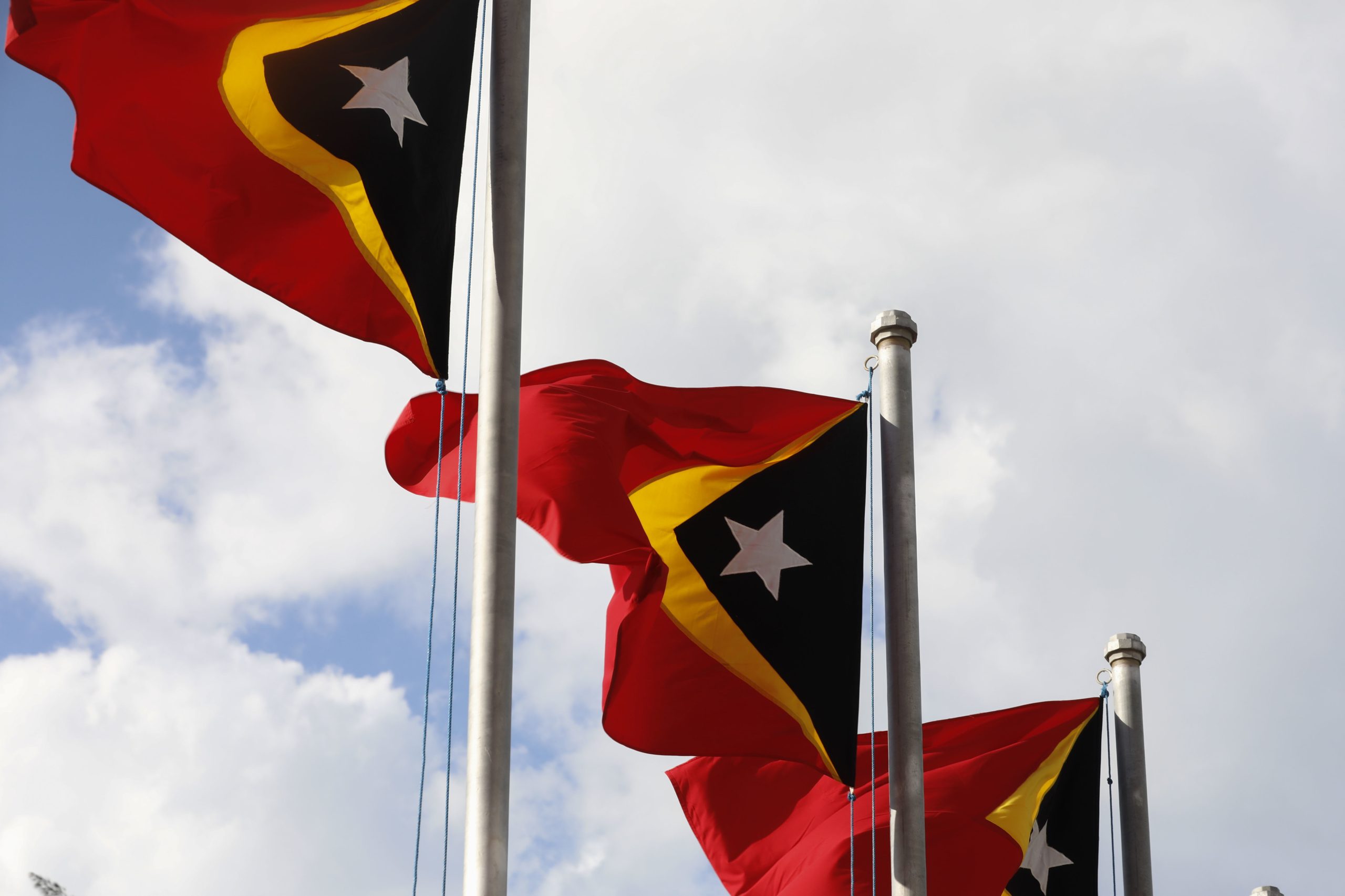 De Timor para uma caixa de cartão no Martim Moniz. Dezenas de imigrantes esperam na rua “a chamada prometida do patrão”