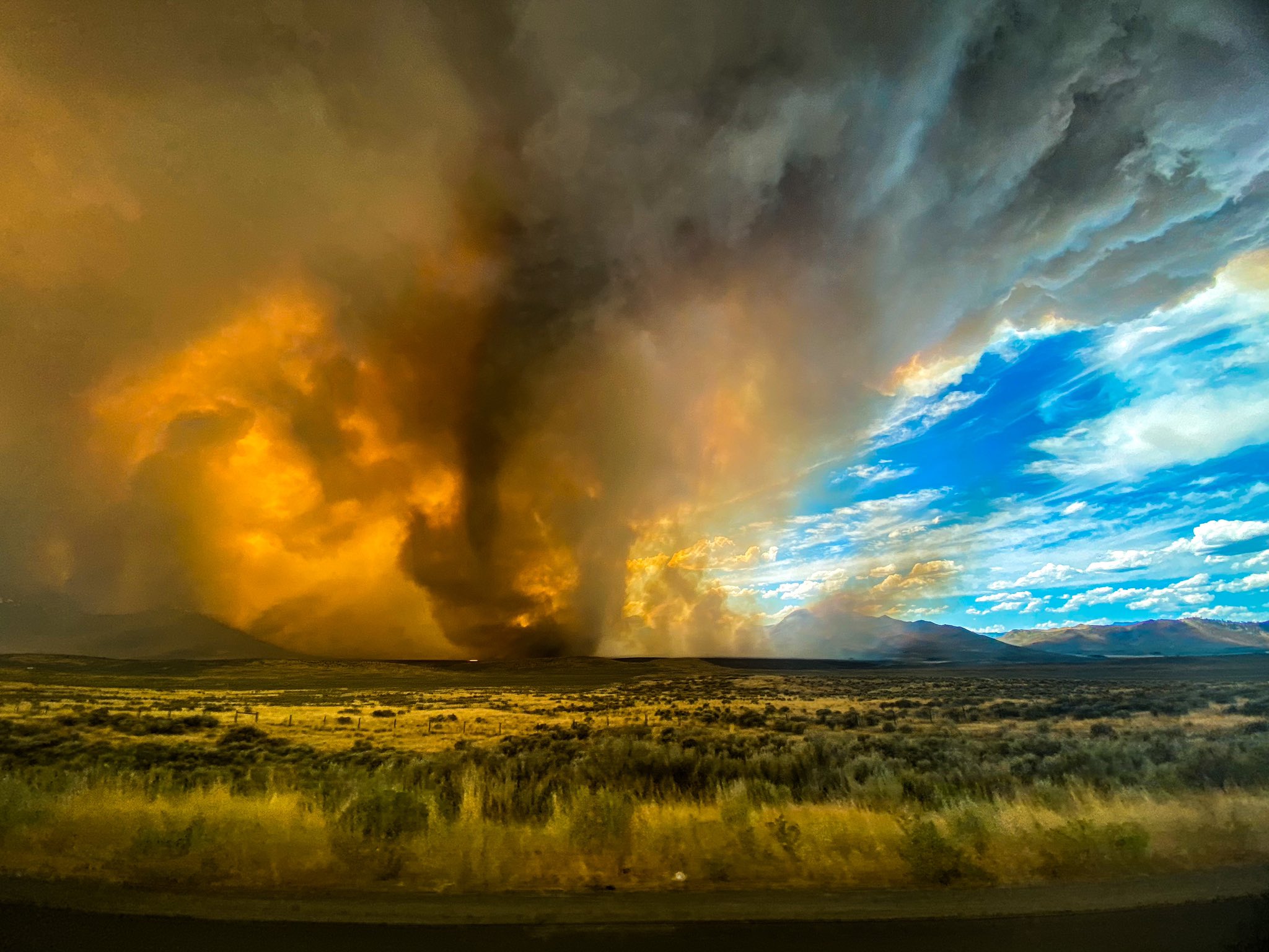 Foi o primeiro alerta de “tornado de fogo” — um evento raro, mas não inédito
