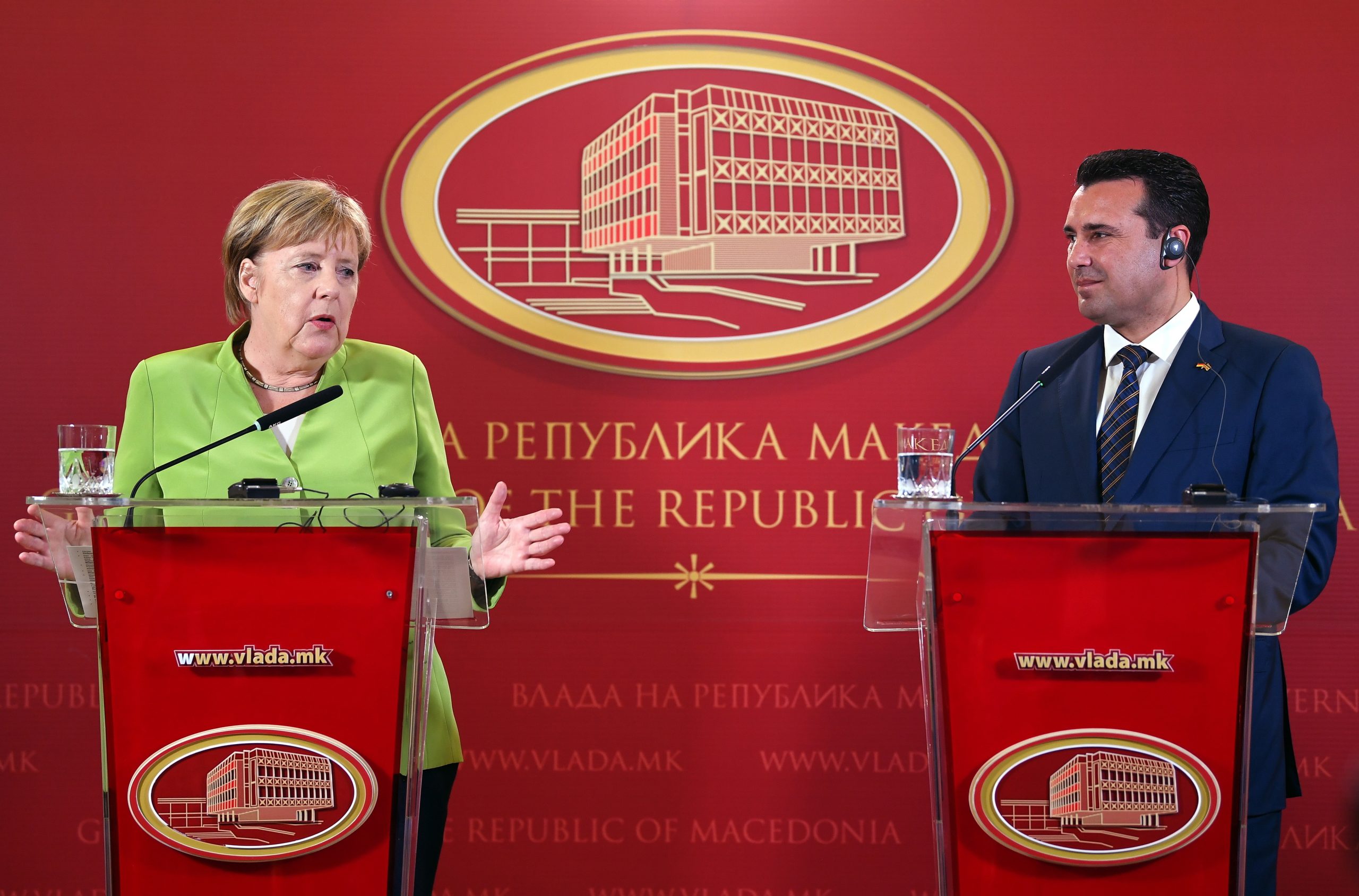 Merkel pede aos macedónios para aprovarem mudança de nome do país. Referendo realiza-se no final de setembro