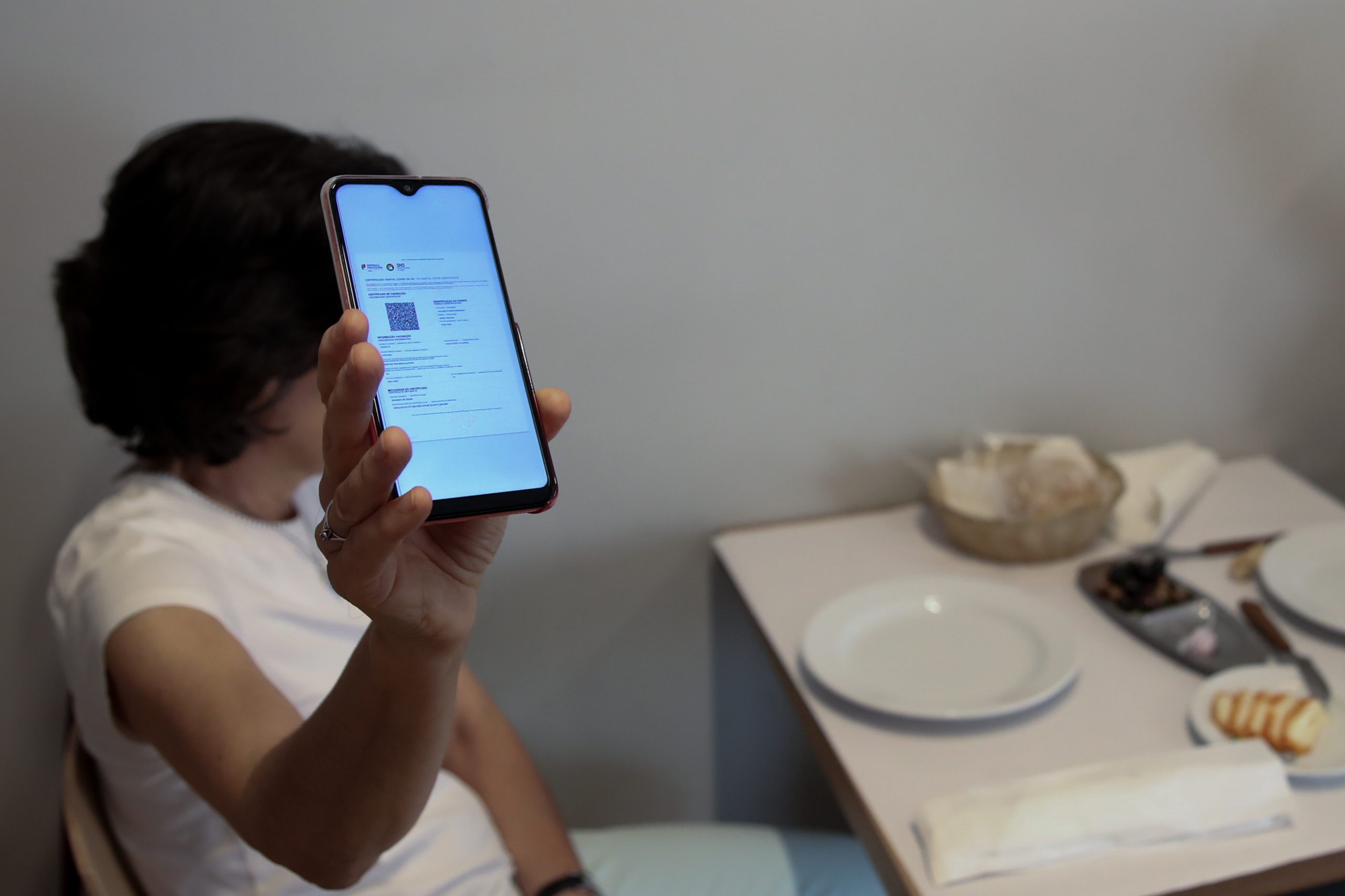 Certificado exigido nos restaurantes, mas refeições em cafés escapam à regra