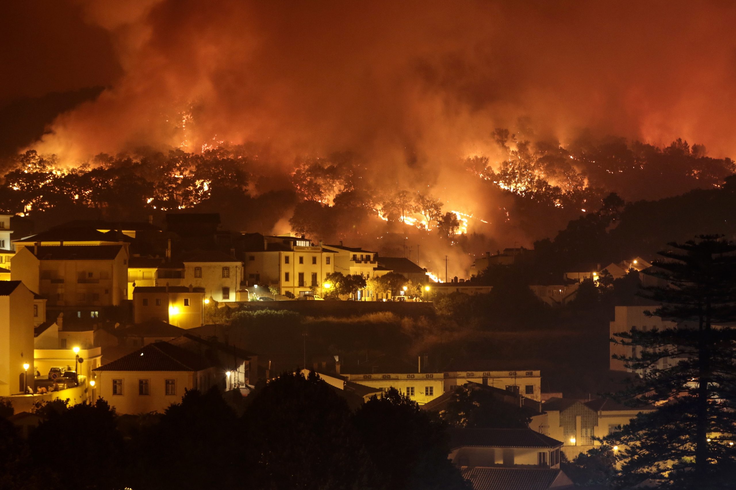 Monchique amanhece coberta por uma nuvem de fumo e cinza