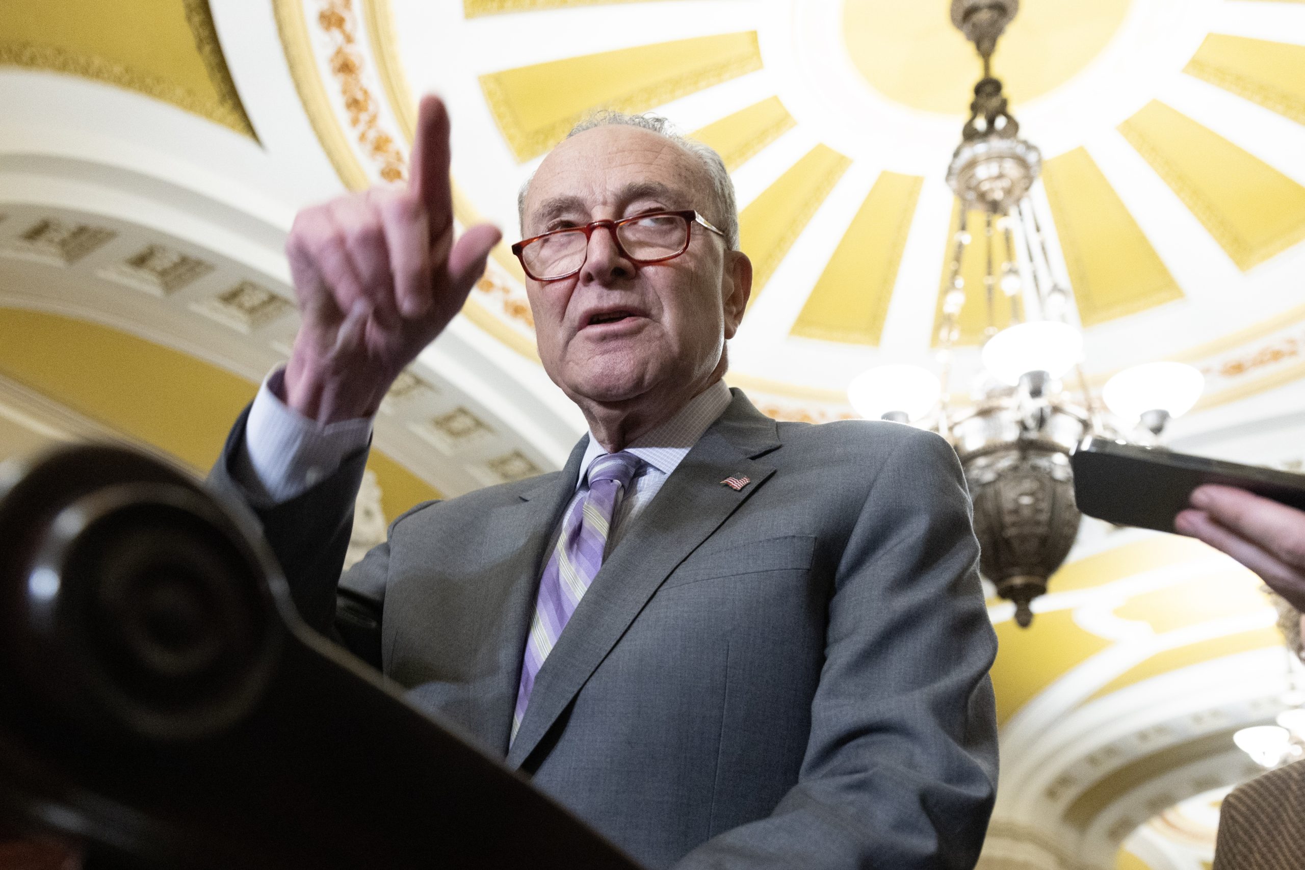 Chuck Schumer, líder democrata, afirma: “democratas vão utilizar todas as ferramentas à disposição para a garantir” divulgação completa dos ficheiros Epstein