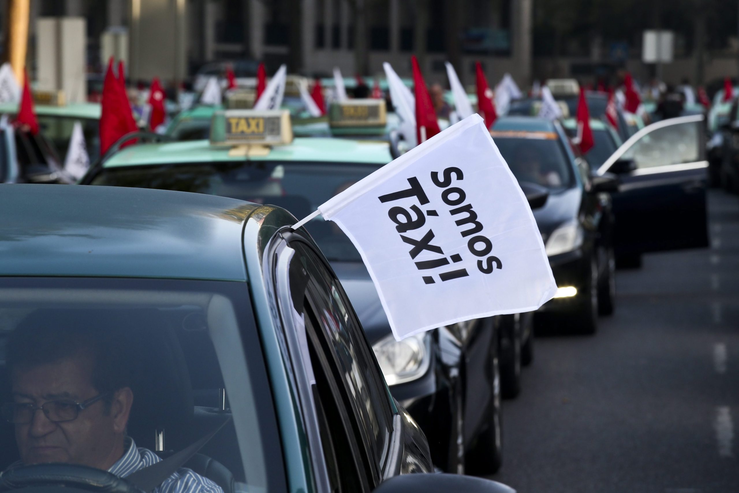 Taxistas ameaçam permanecer por tempo indeterminado na Rotunda do Relógio