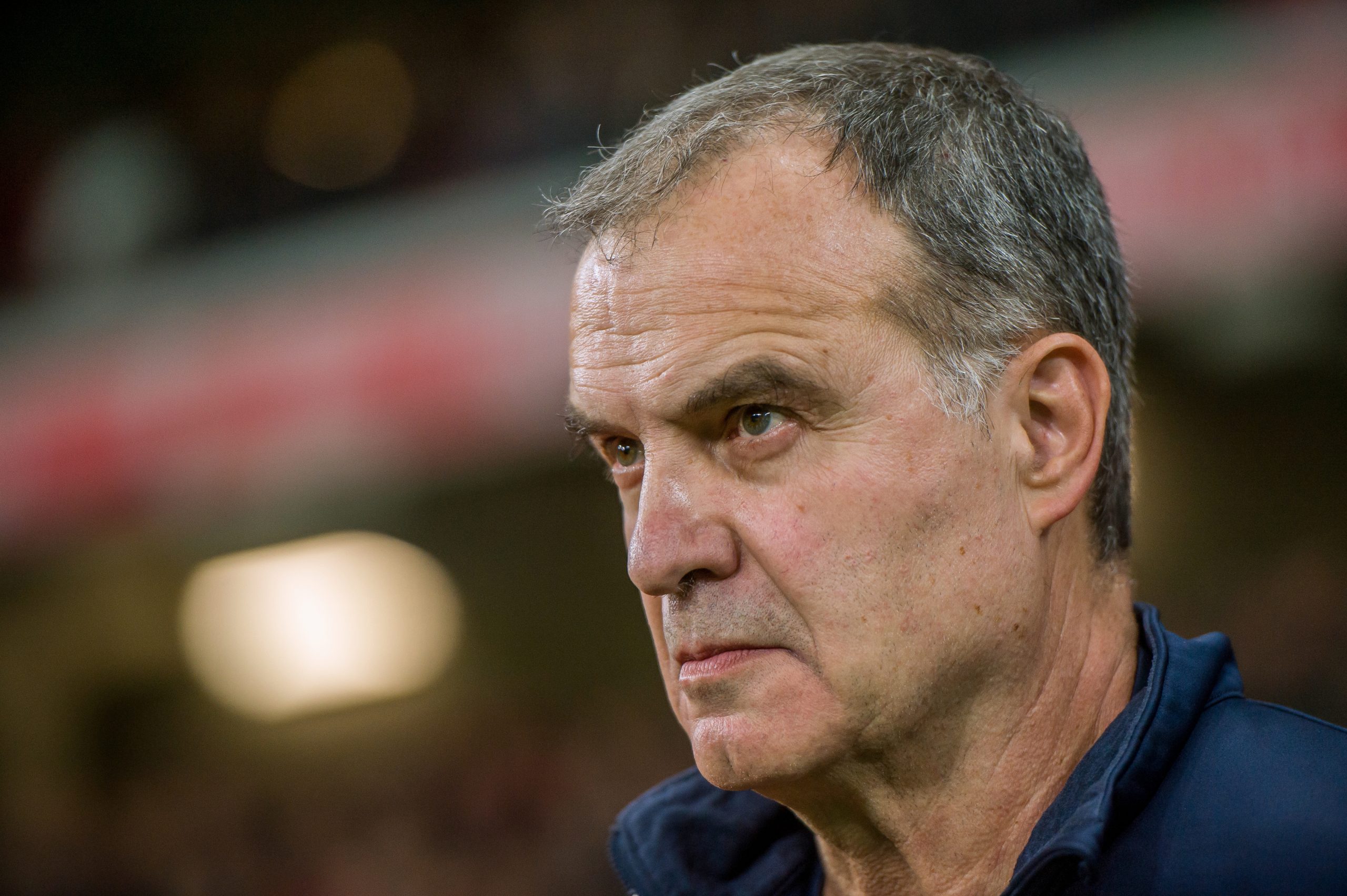 Marcelo Bielsa, de ‘El Loco’ a ‘El Justo’. O Leeds marcou um golo com o jogador do Aston Villa lesionado e o técnico exigiu que a sua equipa permitisse o empate