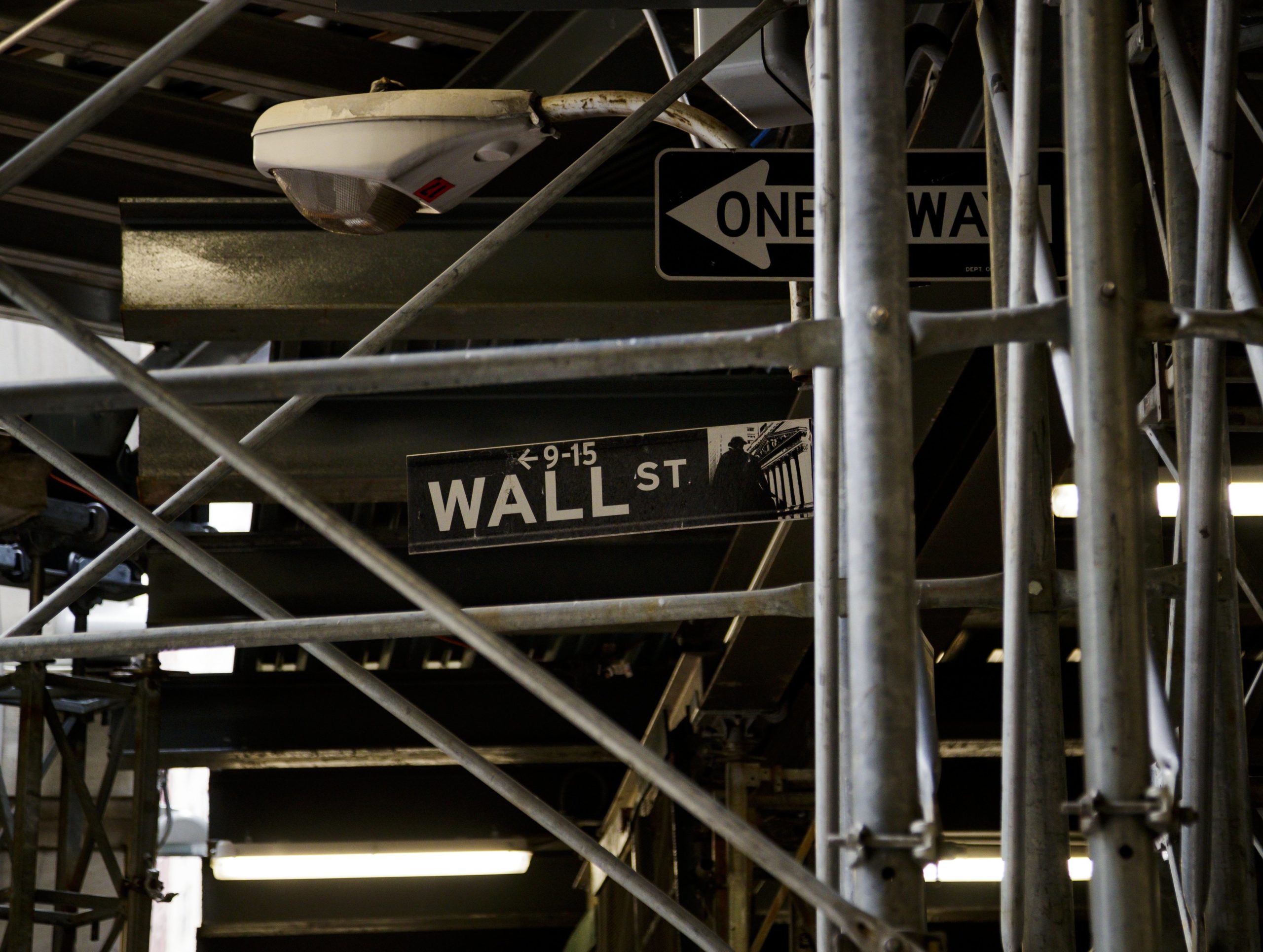 Wall Street fecha em alta com inesperadas declarações tranquilizadoras de Trump