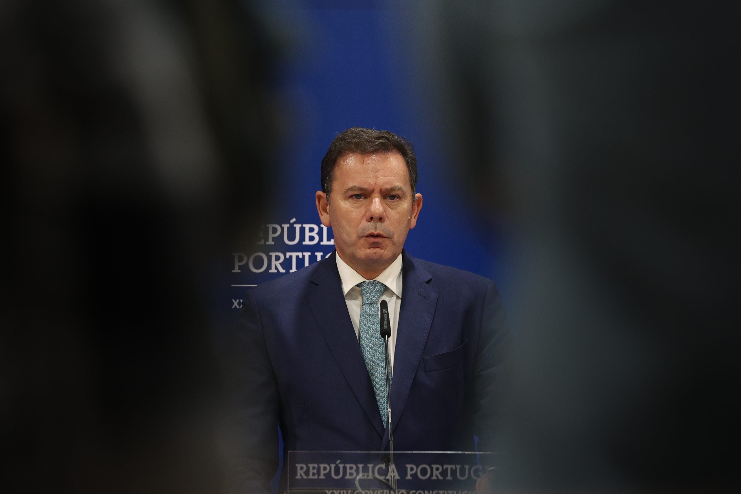 Primeiro-ministro admite “endurecer a contenção da violência.” Mas alerta que “polícias também estão sob escrutínio” 