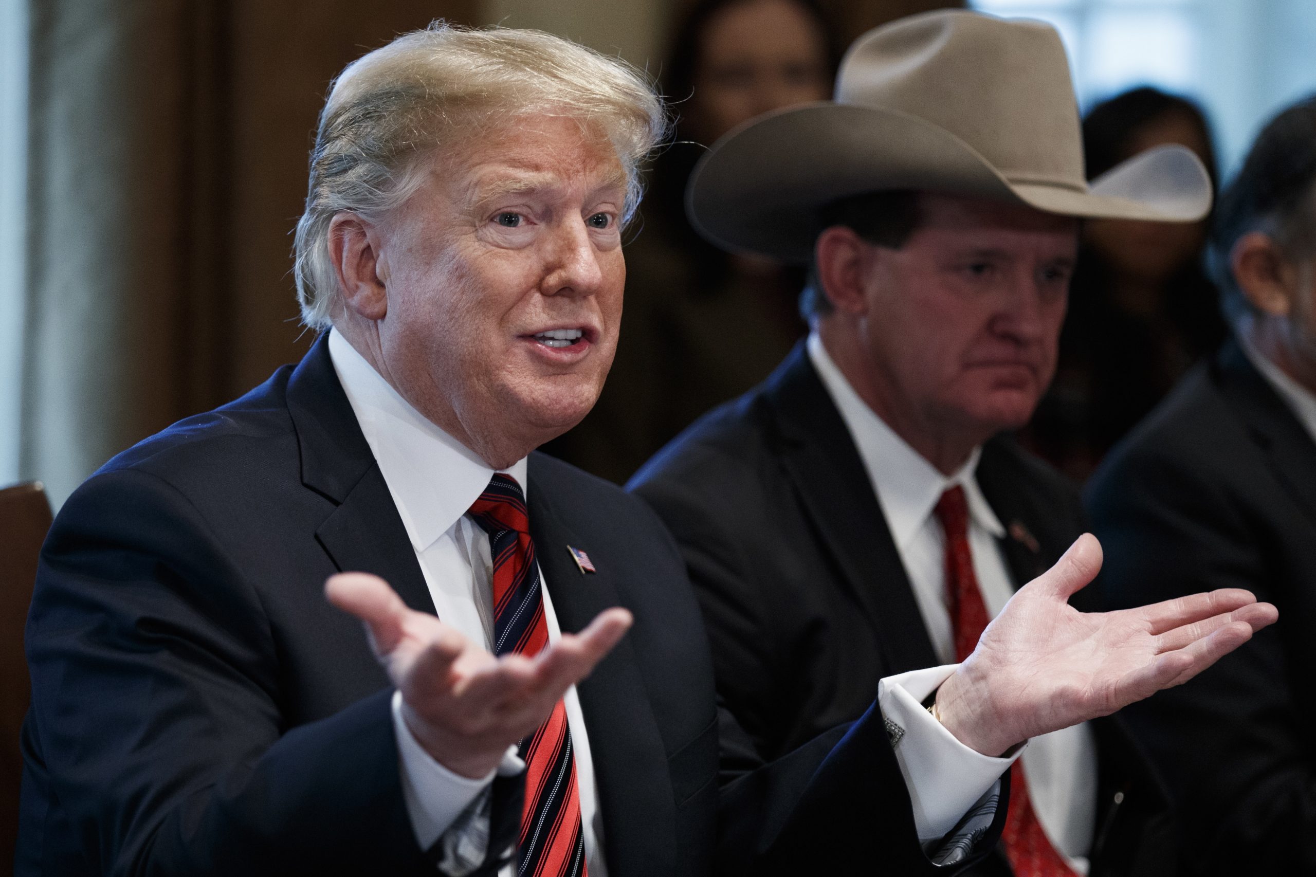 Trump diz que não tenciona decretar emergência nacional “agora”