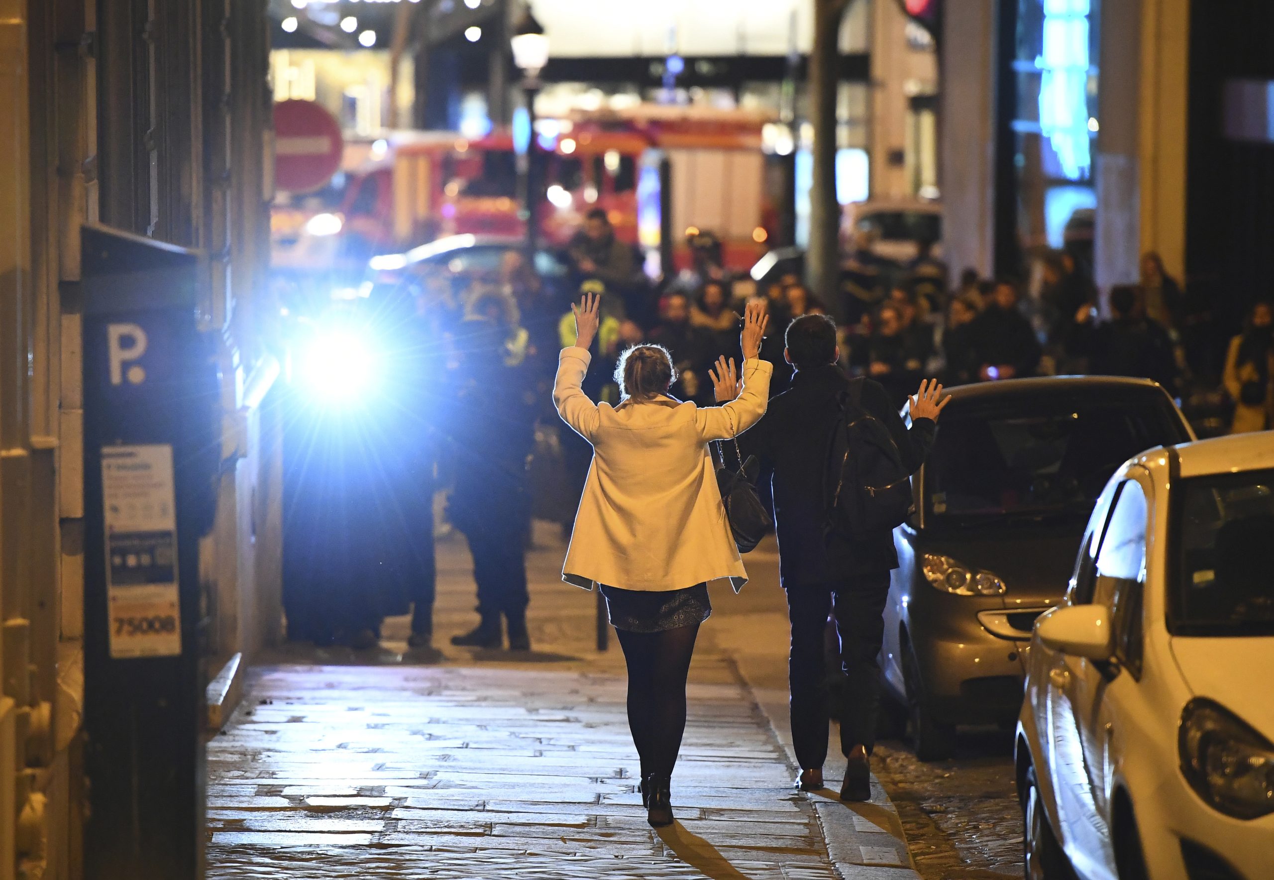 França indicia novo suspeito de associação terrorista no ataque nos Champs Elysées