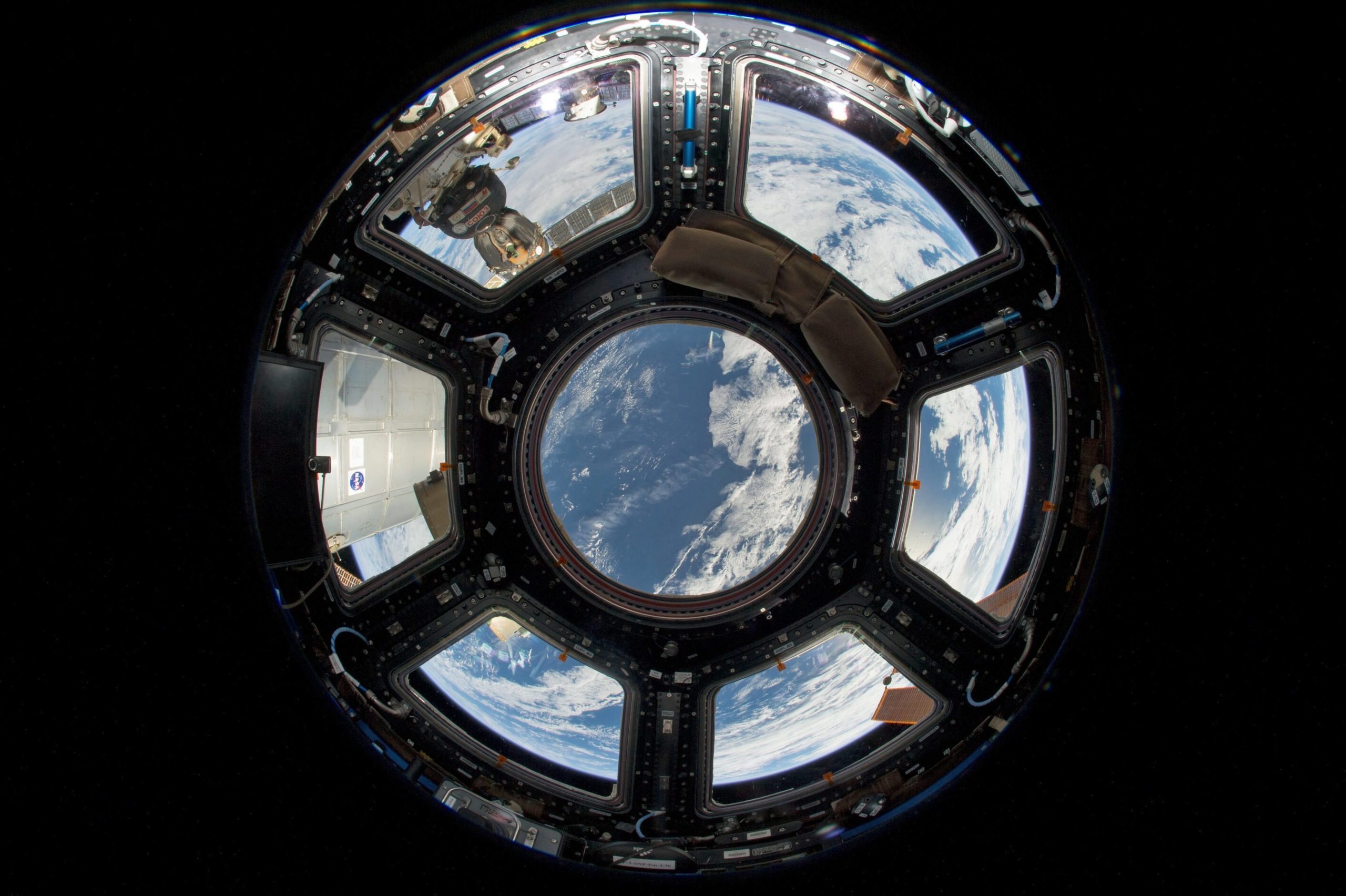 Primeira missão tripulada totalmente privada para a estação espacial chega ao destino