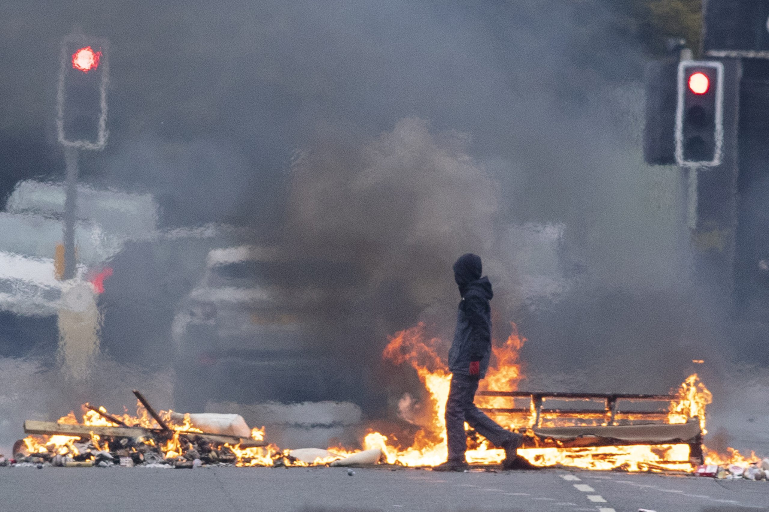 Novo IRA reivindica atentado com carro-bomba em Belfast e ameaça atacar casas de polícias