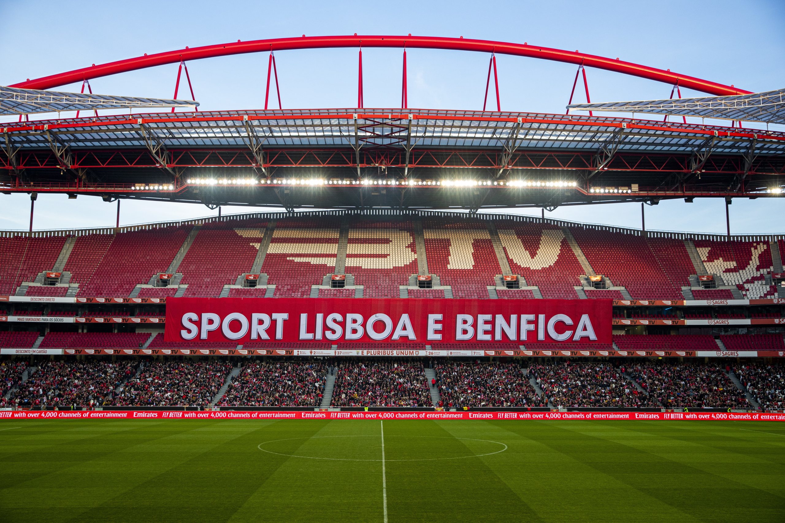 “Criminoso apedrejamento”. Benfica reage ao ataque a autocarro da equipa