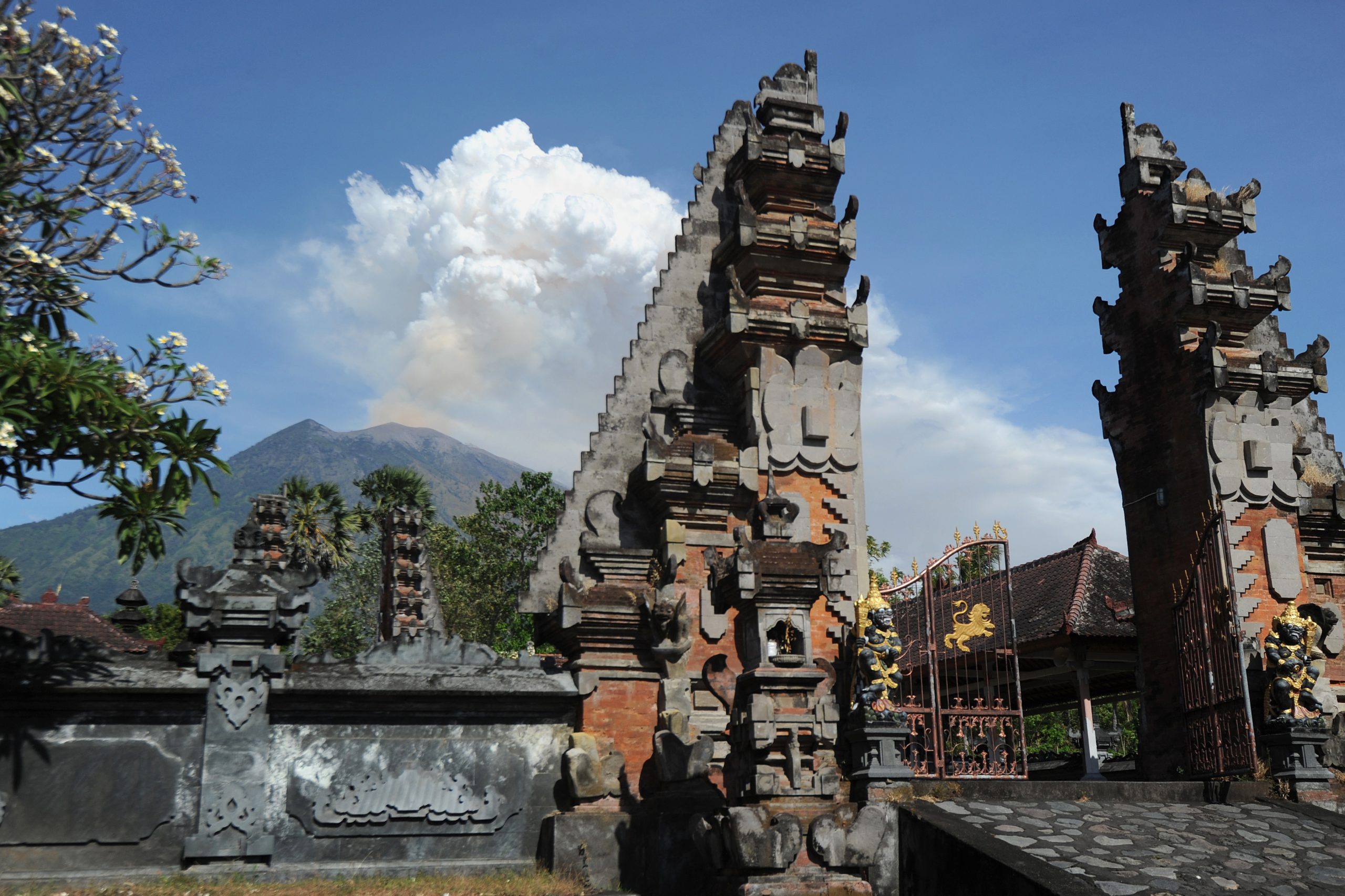 Erupção vulcânica provoca cancelamento de voos em Bali