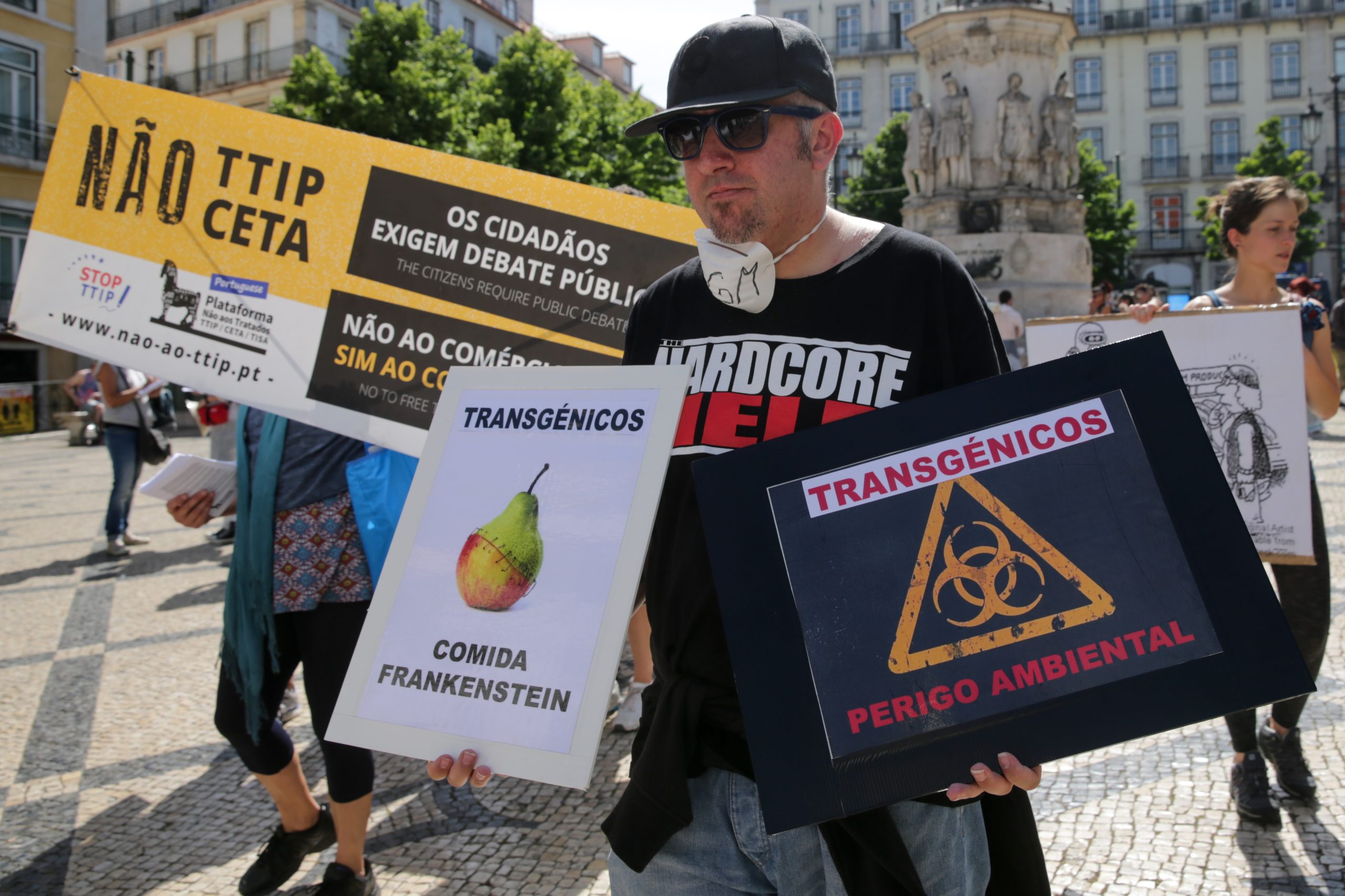 Mais de três dezenas de pessoas protestam em Lisboa e Porto contra trangénicos da Monsanto