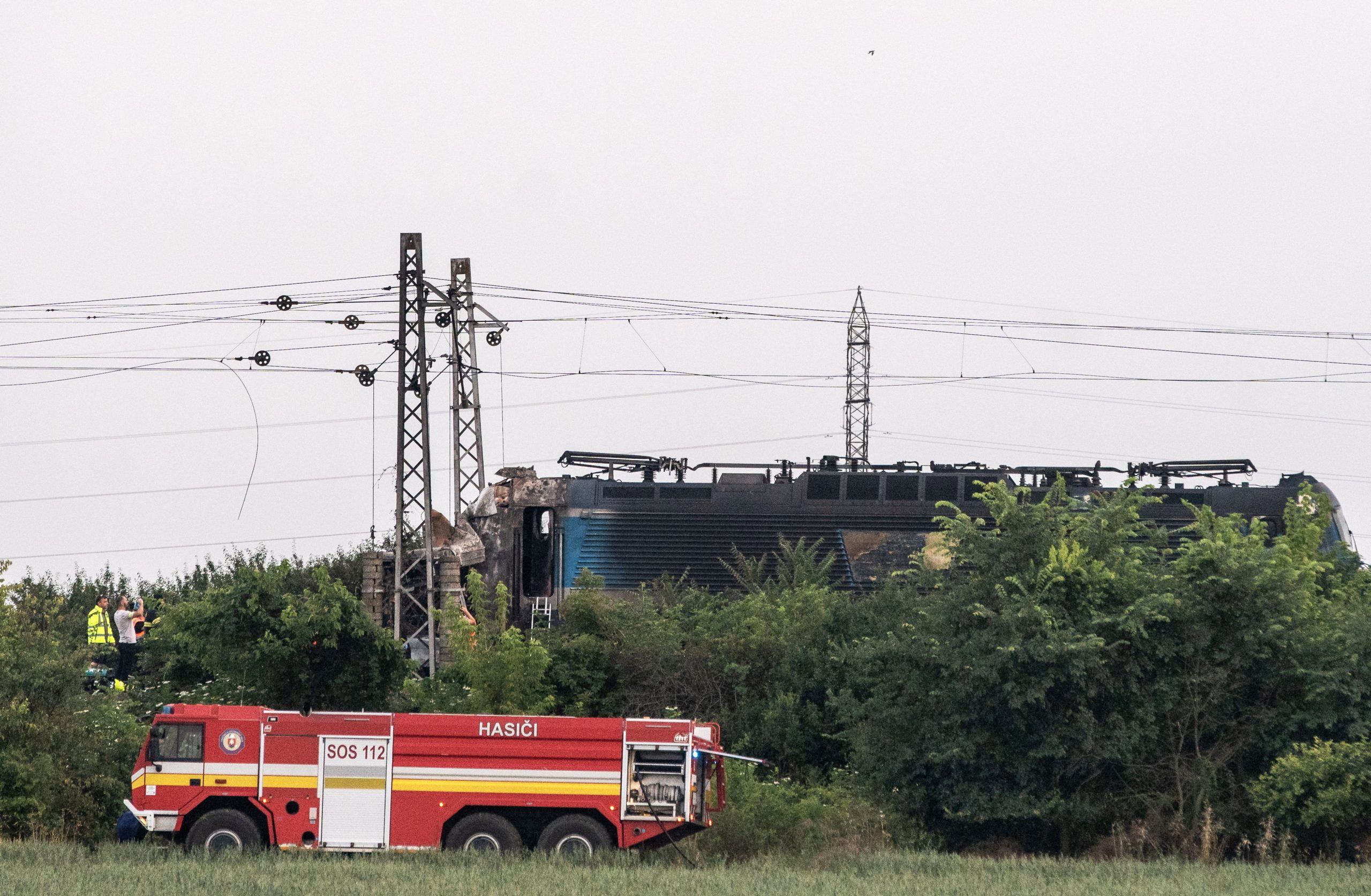 Comboio a caminho de Budapeste colide com autocarro na Eslováquia. Há cinco mortos