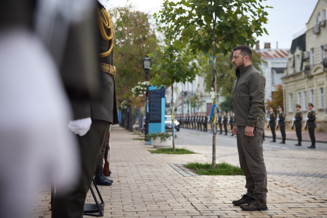 Zelensky faz visita surpresa a Bakhmut, onde se registam os principais confrontos