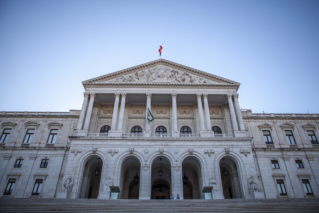 Lei do lóbi passa no parlamento, PSD ajuda a “chumbar” registo de principais clientes