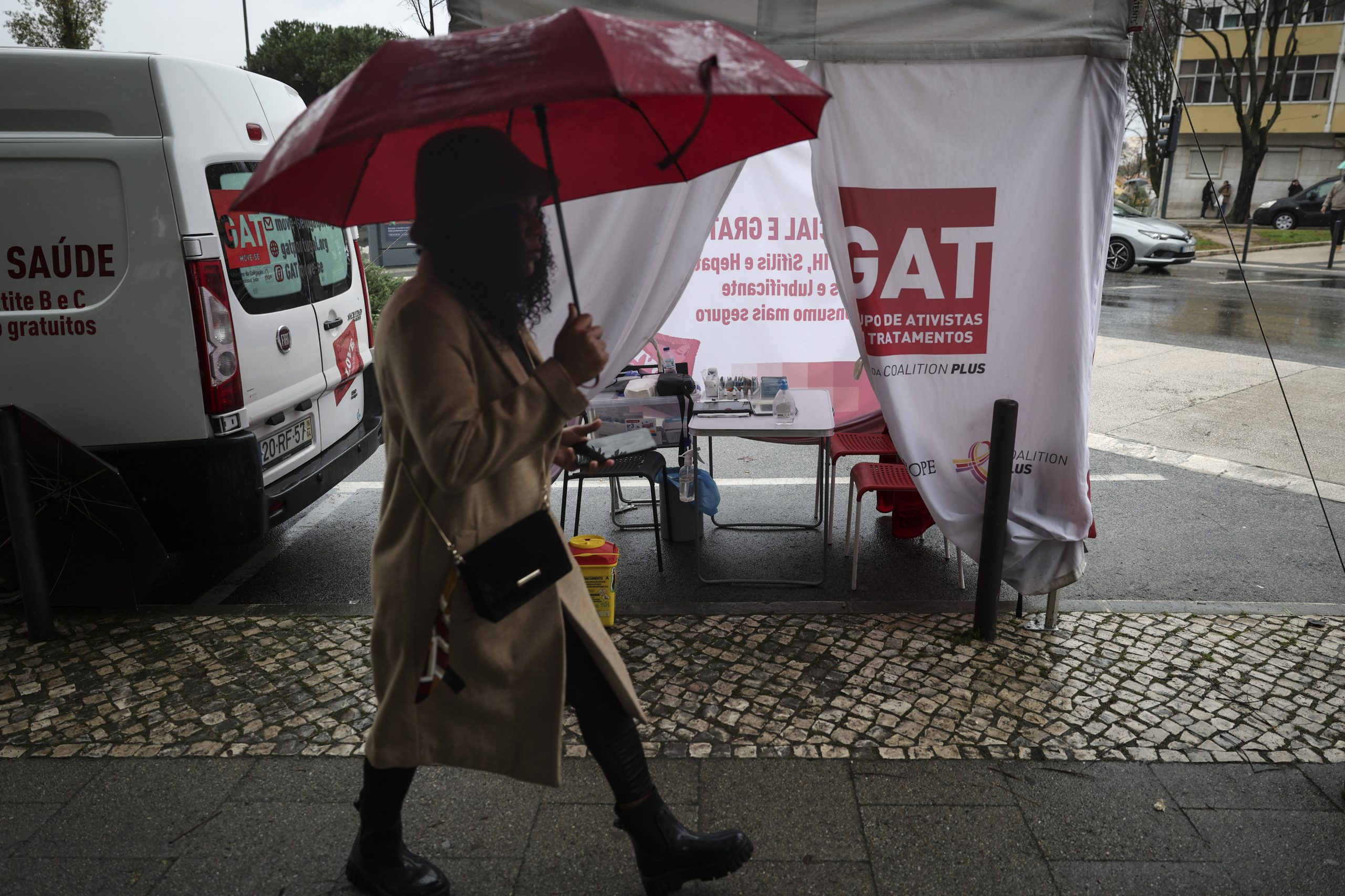VIH e hepatite. Imigrantes africanos em Portugal têm taxas de infeção mais altas, mas burocracia e preconceito limitam acesso ao SNS