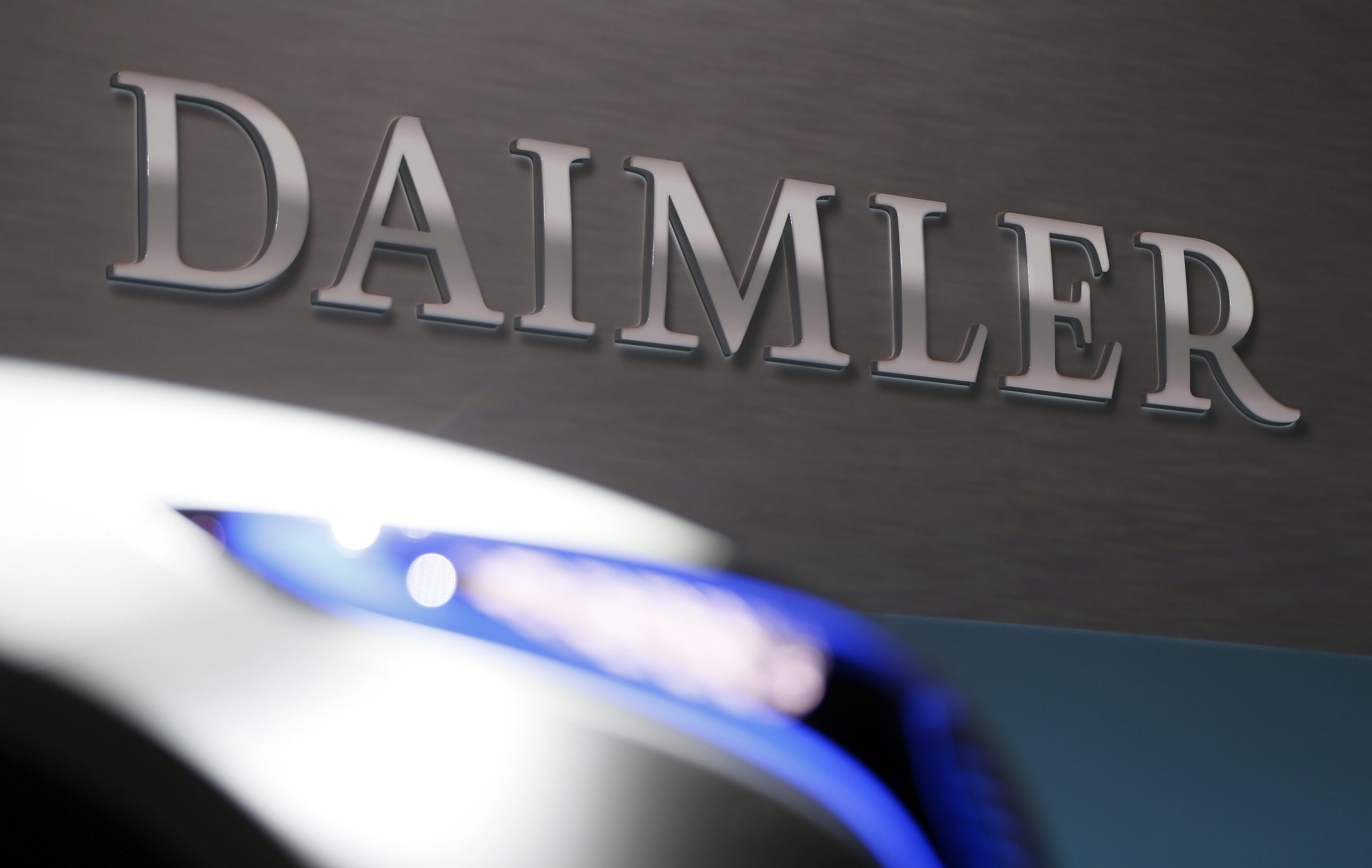 Daimler quer eliminar pelo menos dez mil empregos para financiar transição para veículos elétricos
