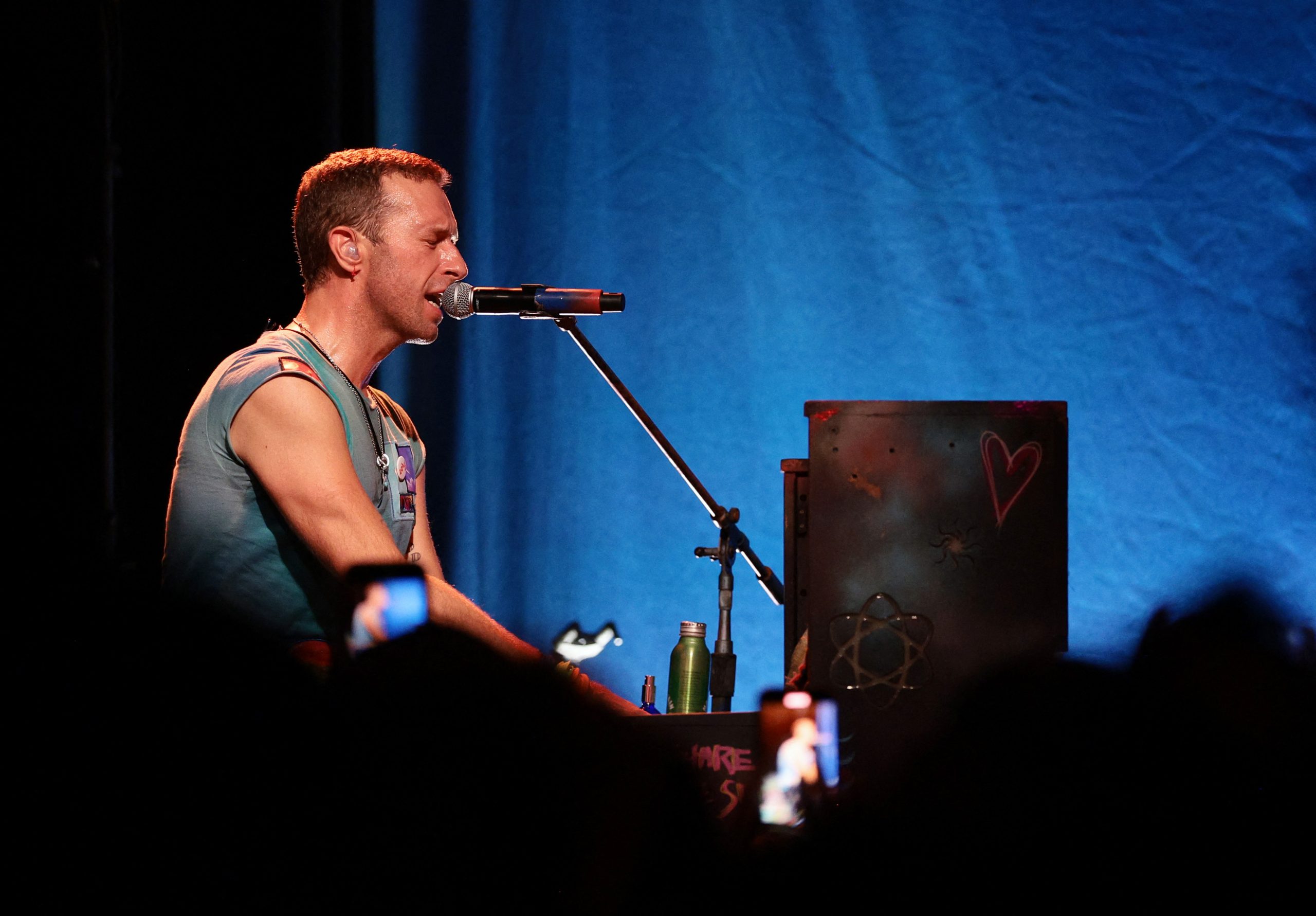 “Vamos usar as câmaras para vos mostrar no ecrã gigante”. Chris Martin faz aviso humorado antes de concerto