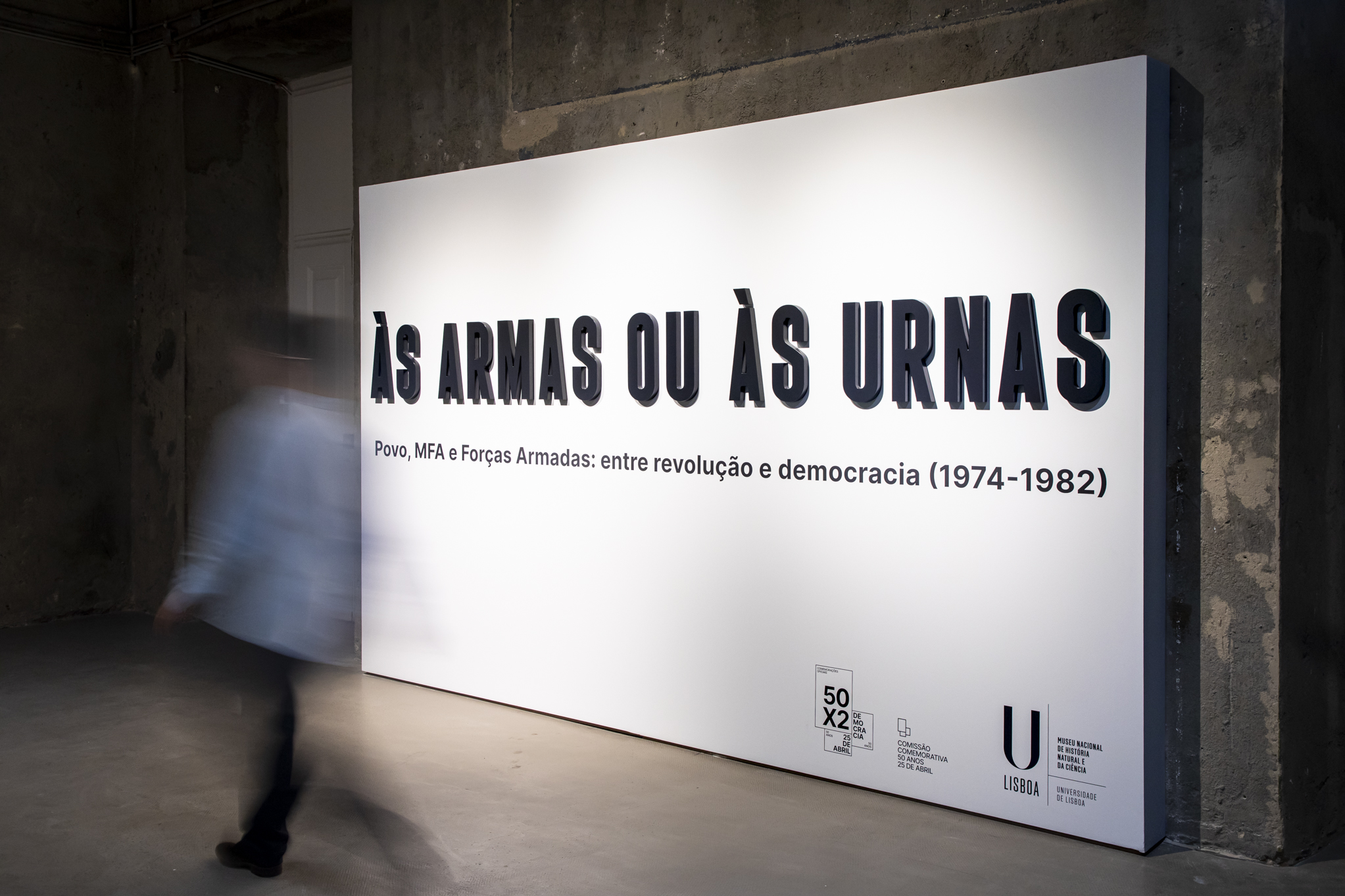 Às armas ou às urnas: um comunicado, uma moca, um gravador e uma telenovela retratam o Portugal de 1974 a 1982