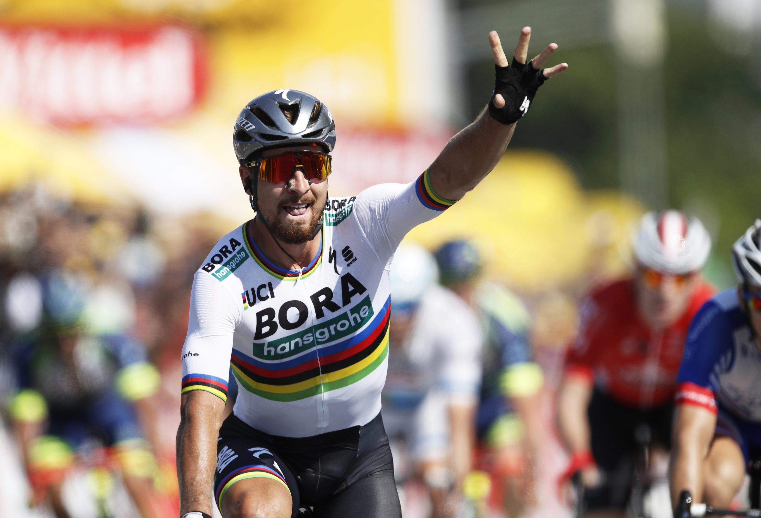 Tour: Sagan impõe-se ao ‘sprint’ e conquista camisola amarela