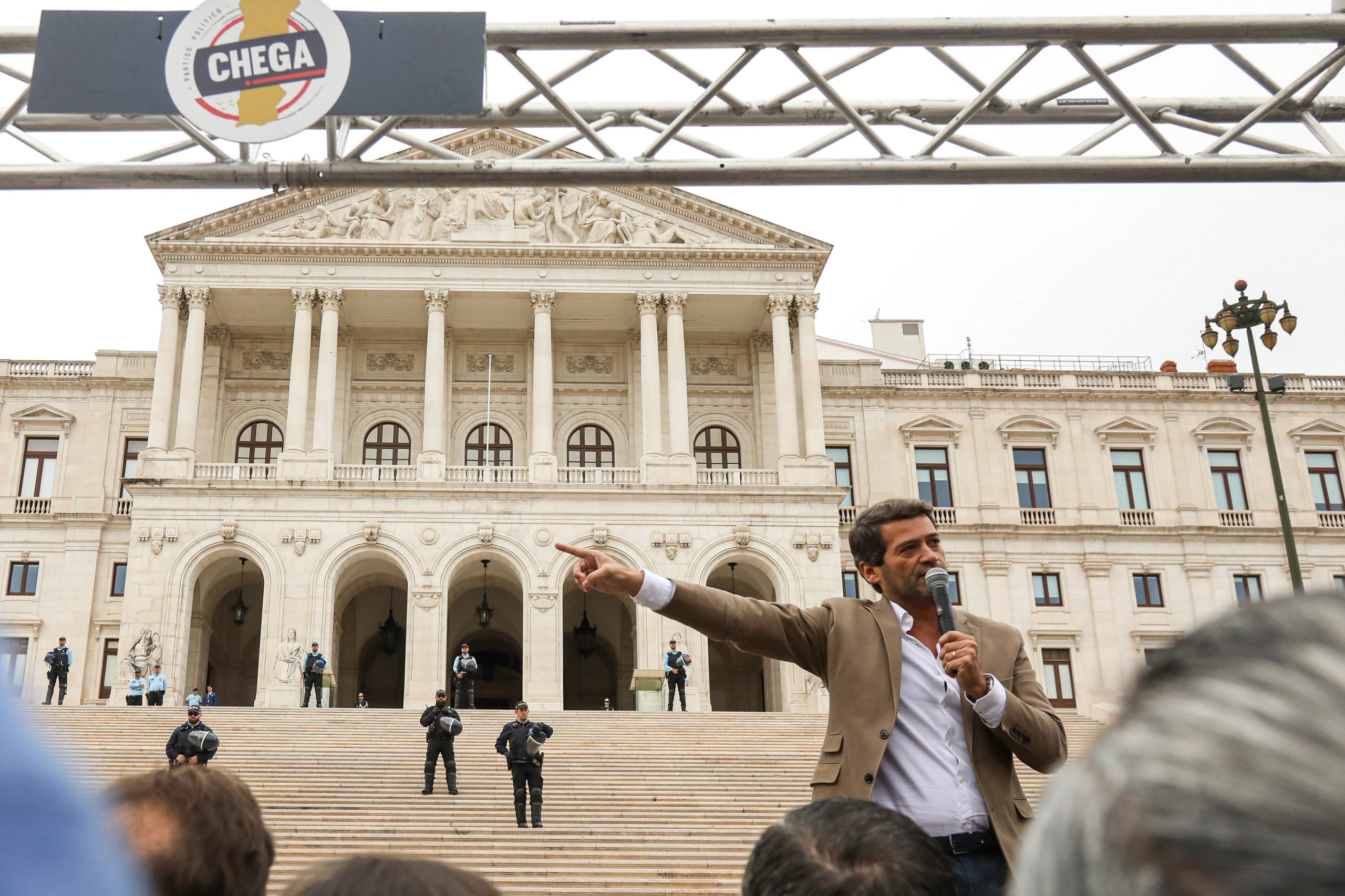 André Ventura alega que o querem prender e afirma que o Chega fará “a revolução”